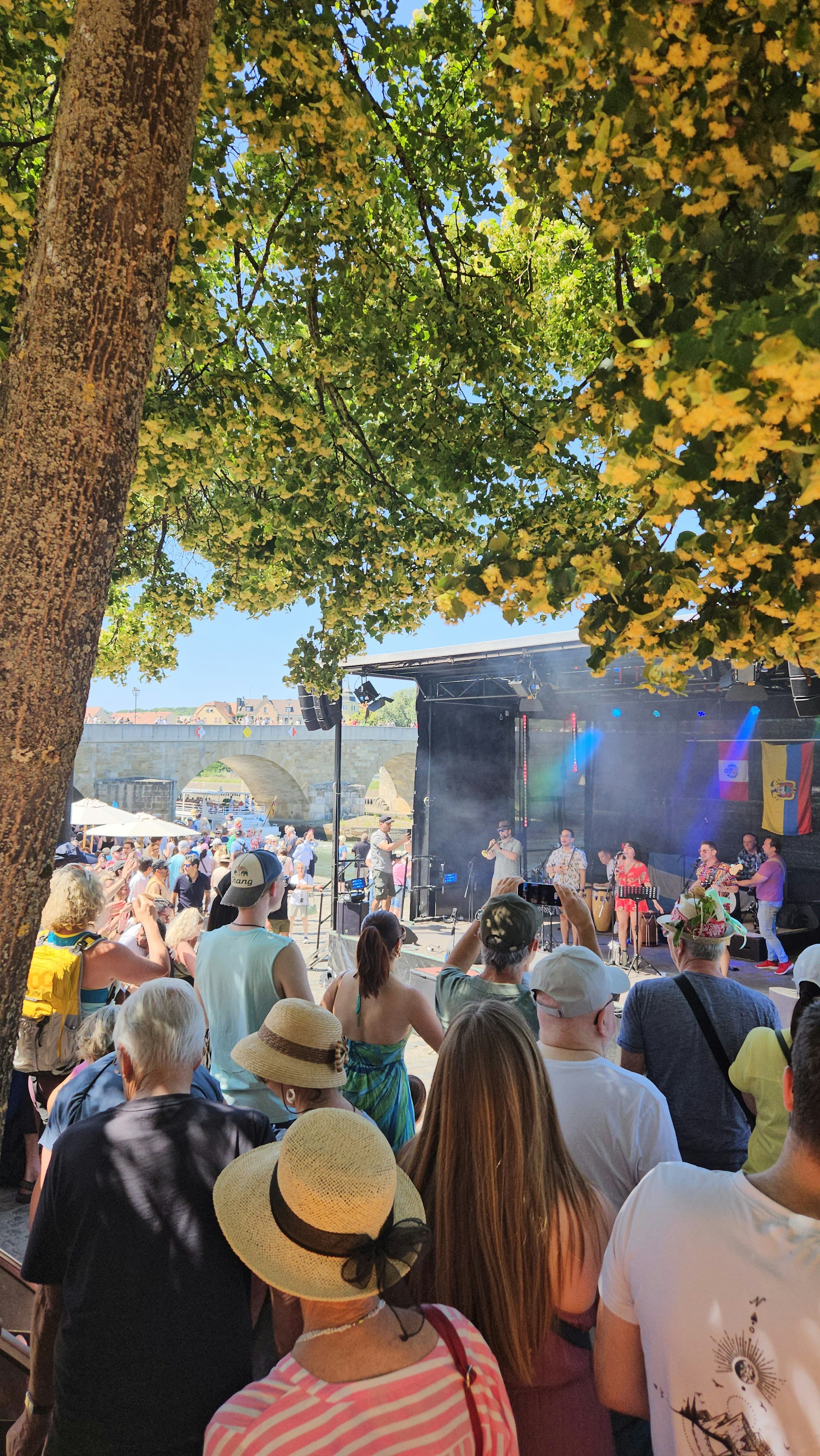 Bühne mit Publikum tagsüber in der Thundorferstraße