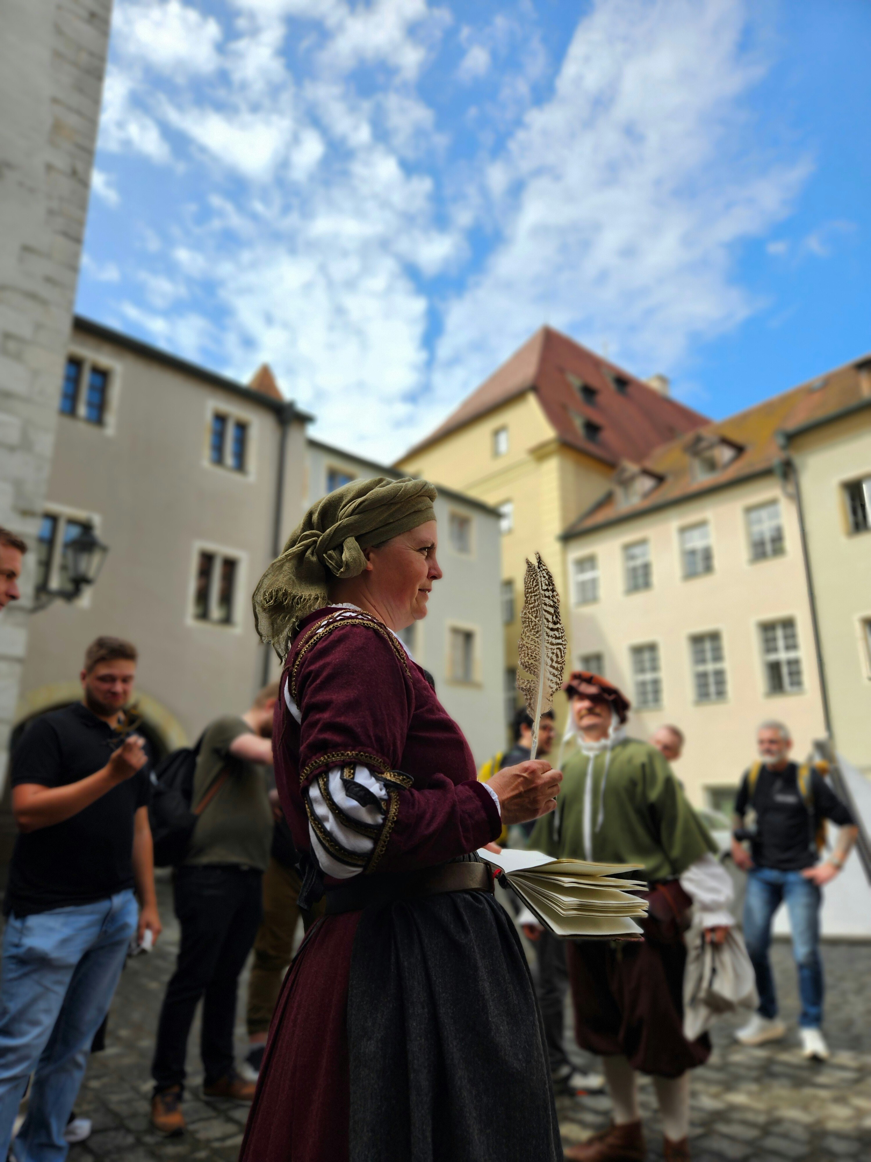Schauspielerin/ Moderatorin der Schnitzeljagd vor den Teilnehmern