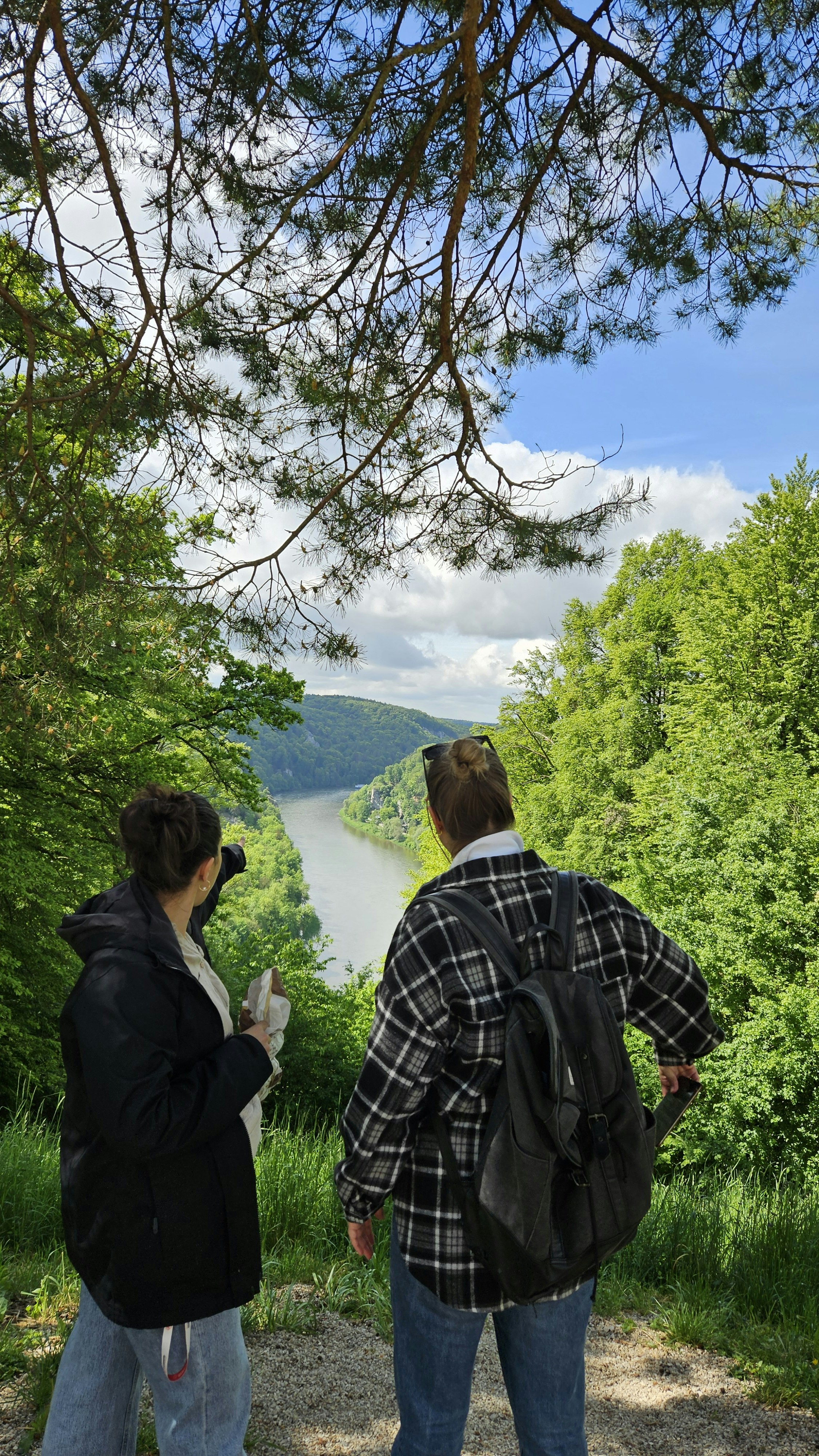 Zwei Personen an einem Aussichtspunkt auf den Donaudurchbruch in Weltenburg