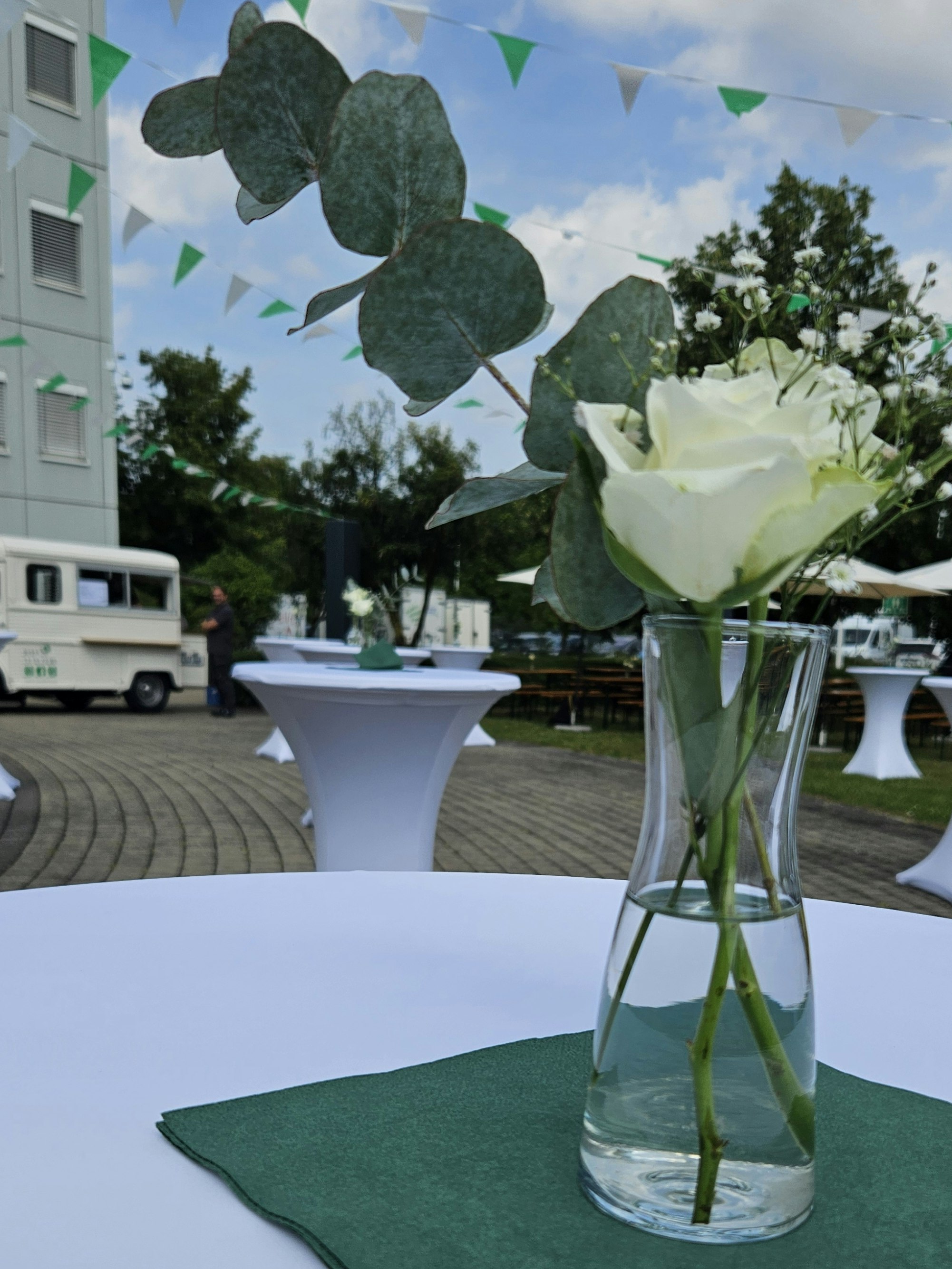 Dekorierter Stehtisch mit kleiner Vase