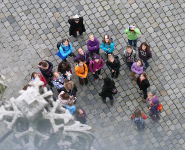Eine Gruppe von Kindern aus der Vogelperspektive