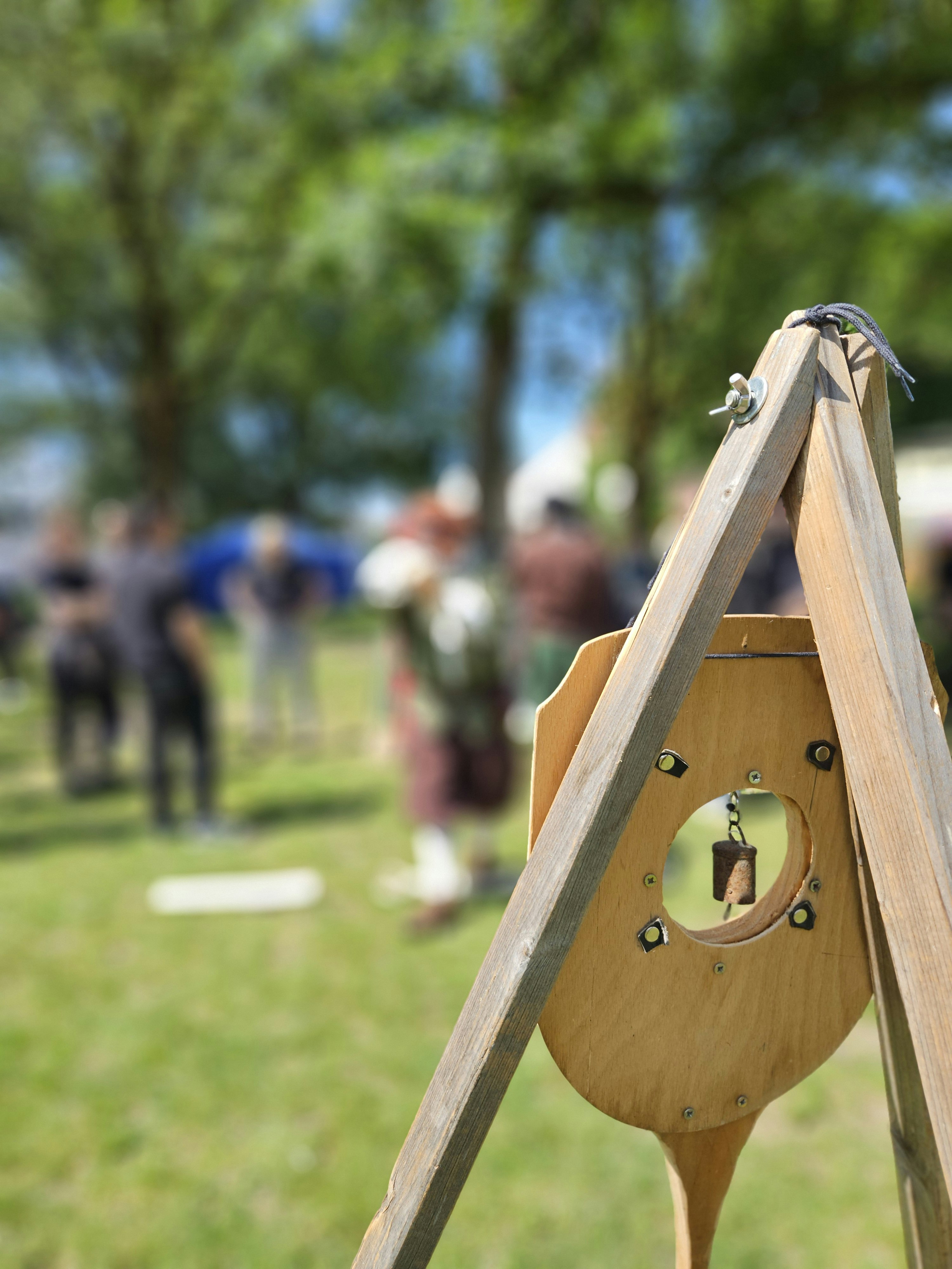 Zielscheibe mit Klingel in der Mitte von hinten vor unscharfem Hintergrund