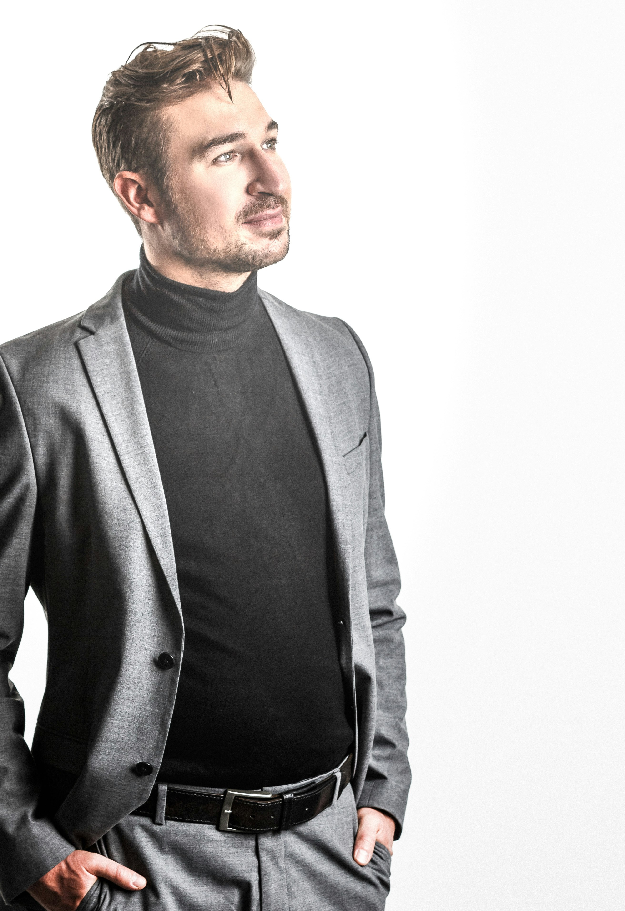 Der Musiker Christoph Baierl vor weißem Hintergrund