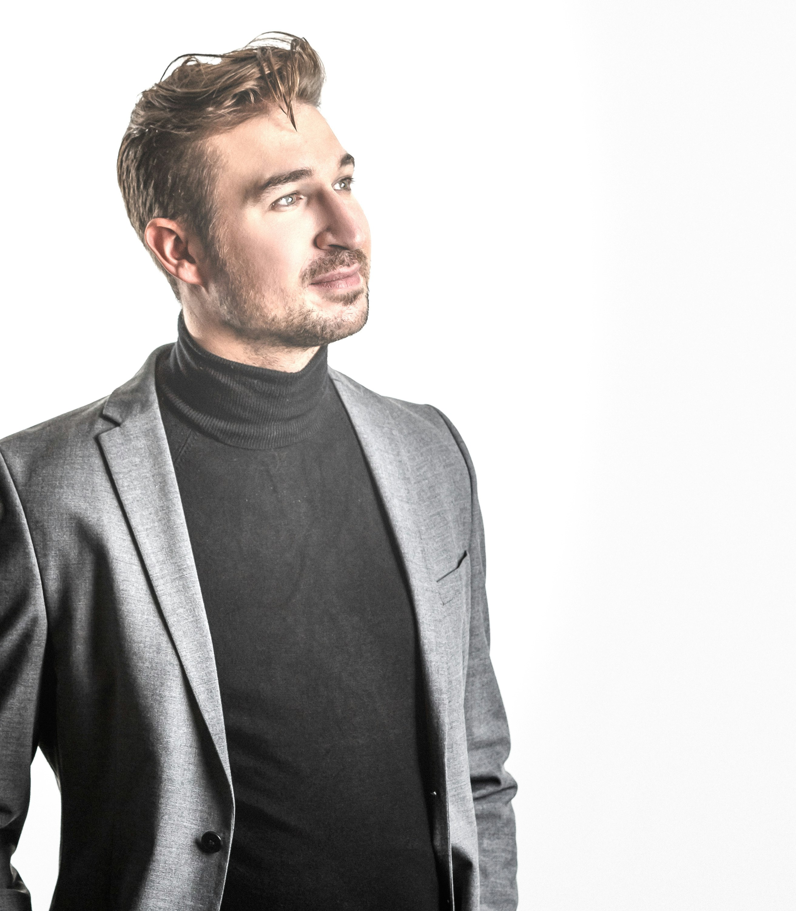 Der Musiker Christoph Baierl vor weißem Hintergrund