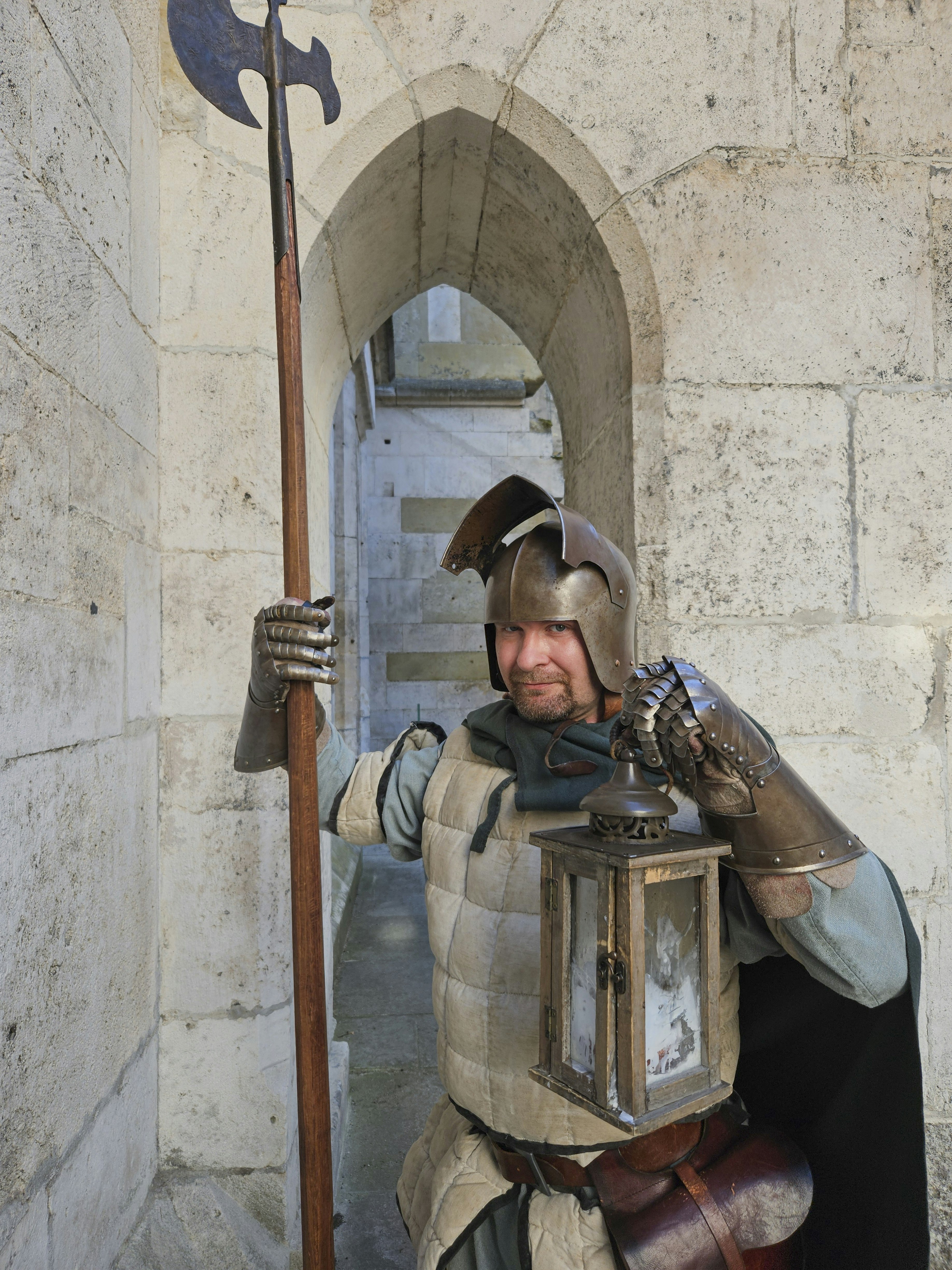Schauspieler im Kostüm als Stadtwache mit Hellebarde und Laterne