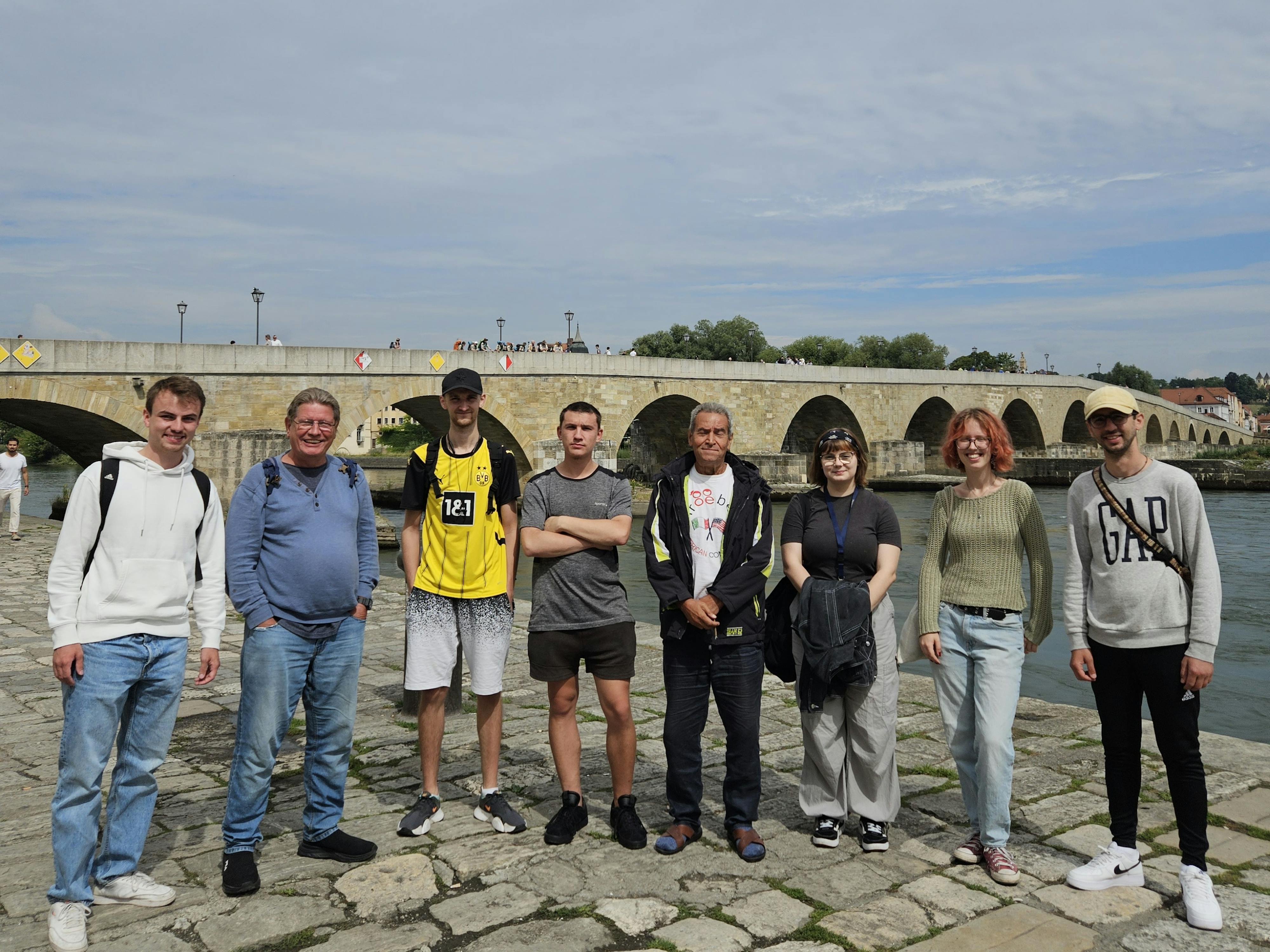 Gruppe vor der Führung an der Donau vor der Steinernen Brücke