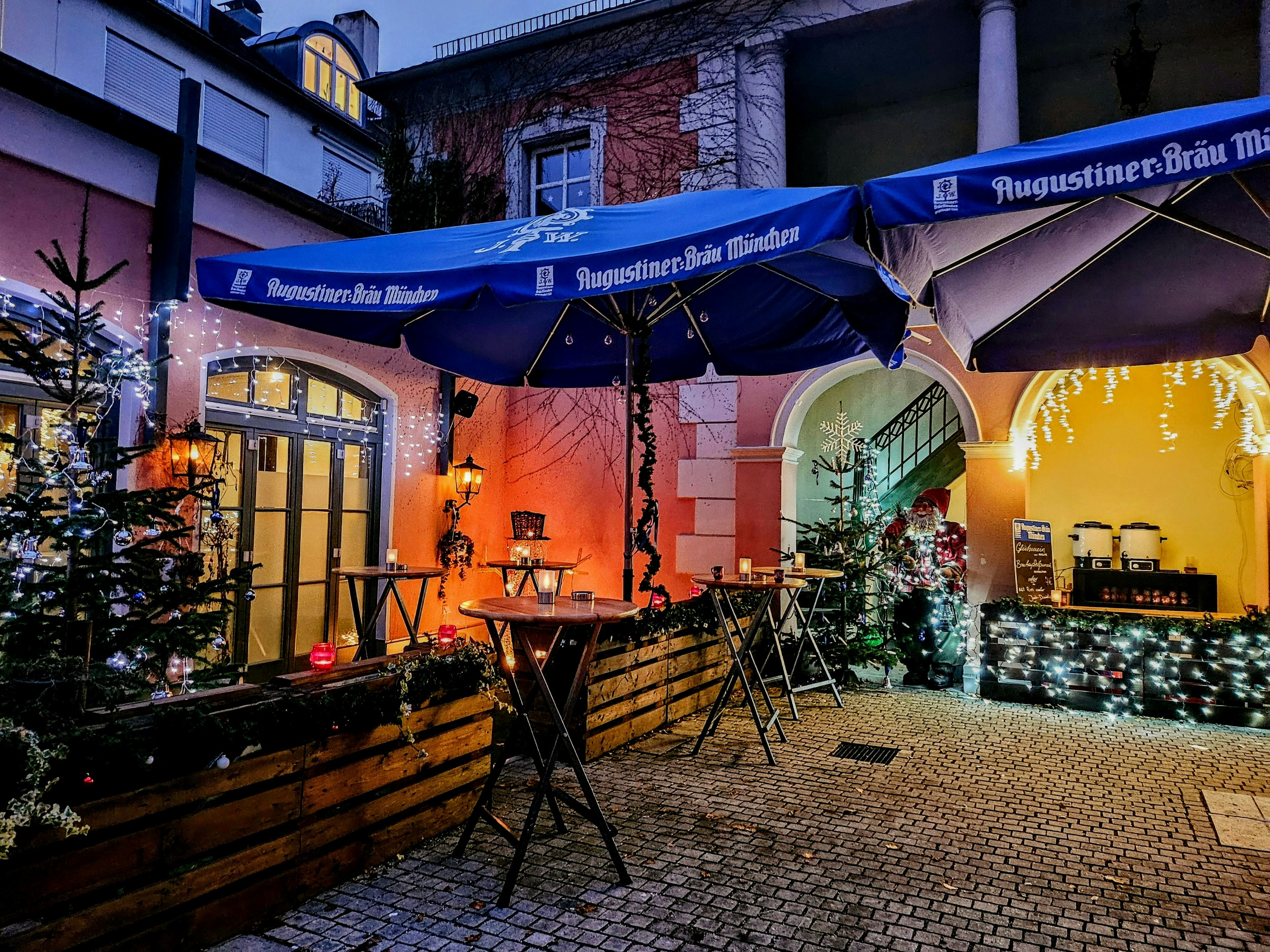 Biergarten der Wirtschaft in winterlicher Deko mit Glühweinempfang