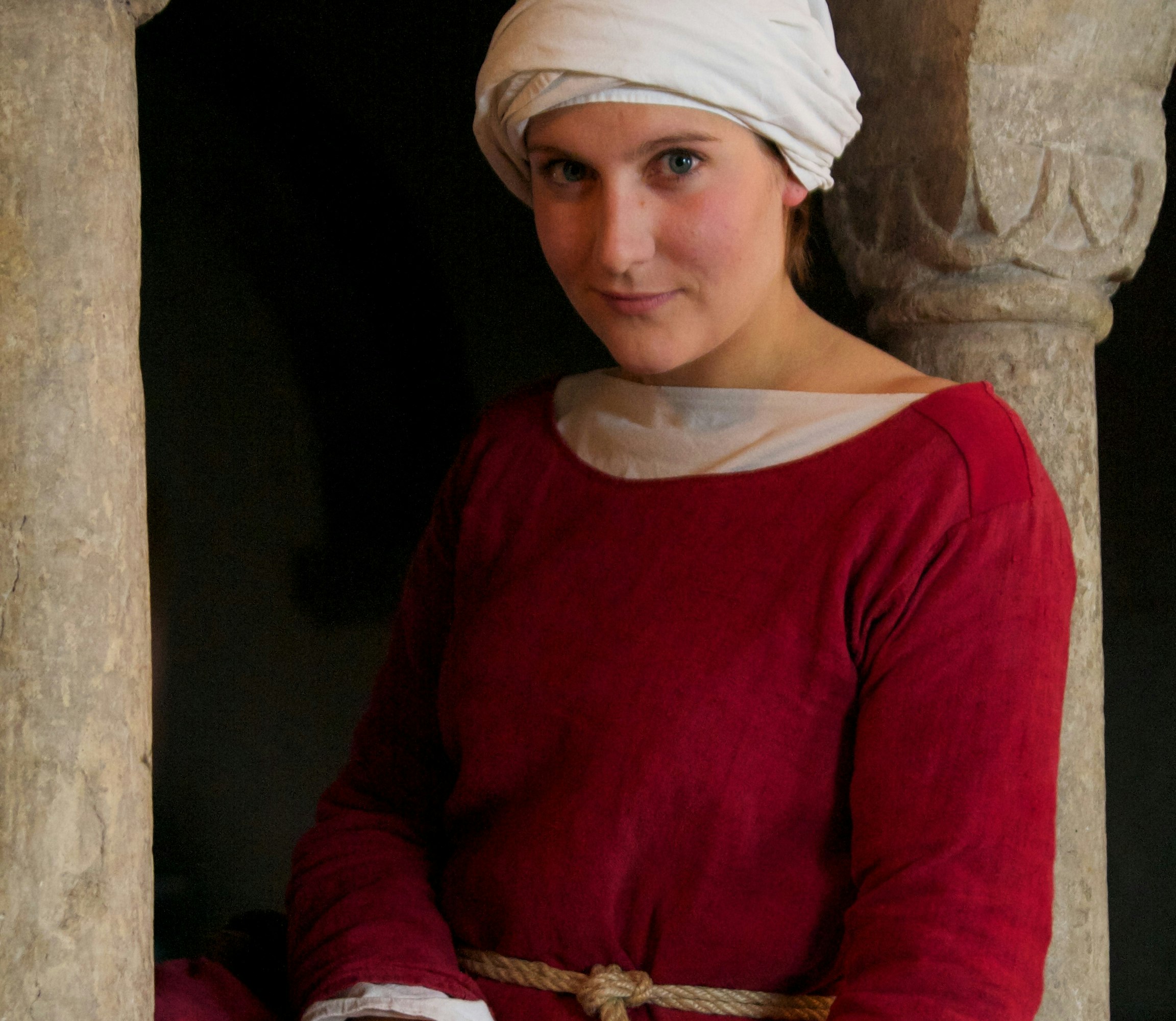 Schauspielerin im Kostüm als Magd, die die Runen legt