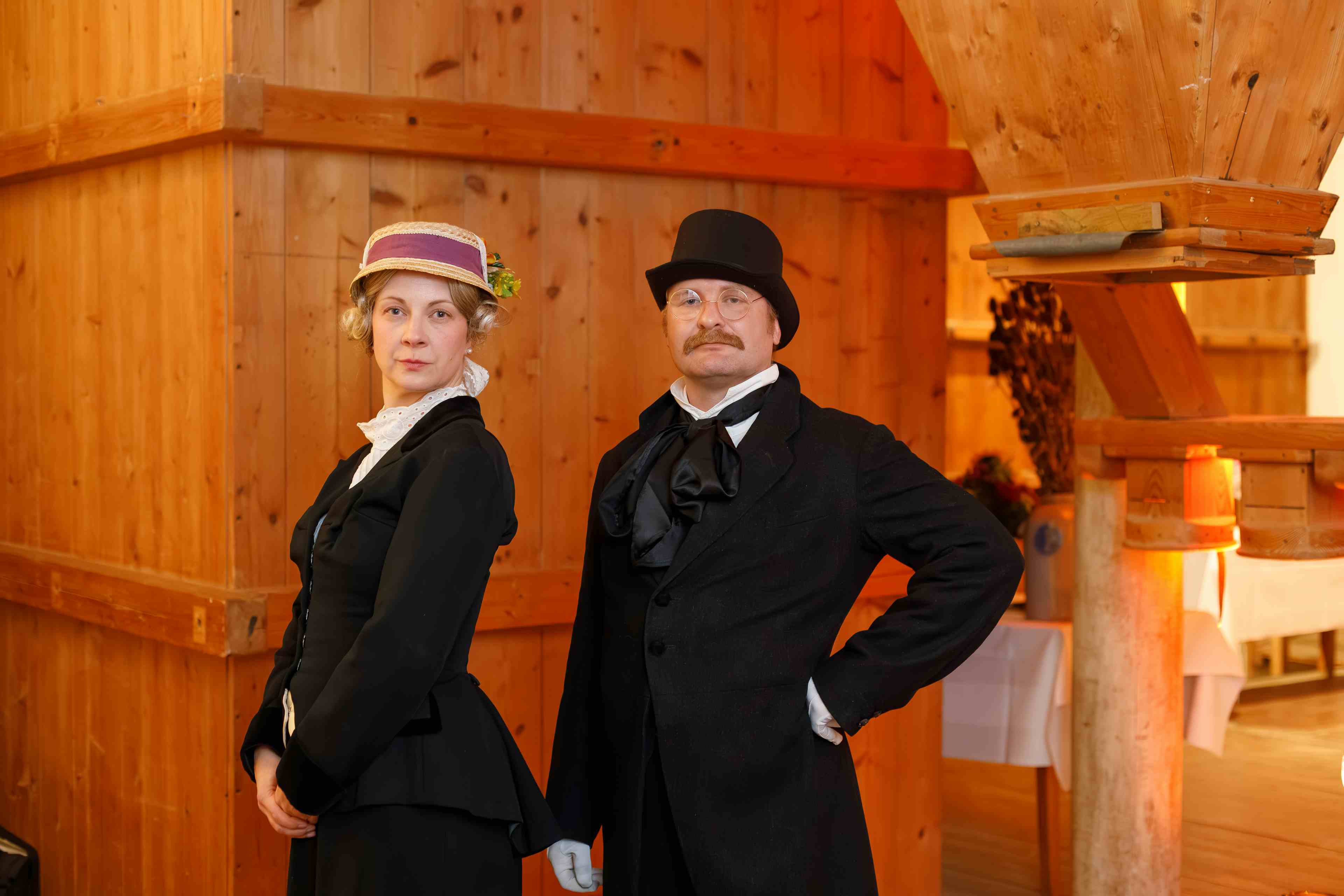 Zwei Schauspieler aus der Veranstaltung im Kostüm