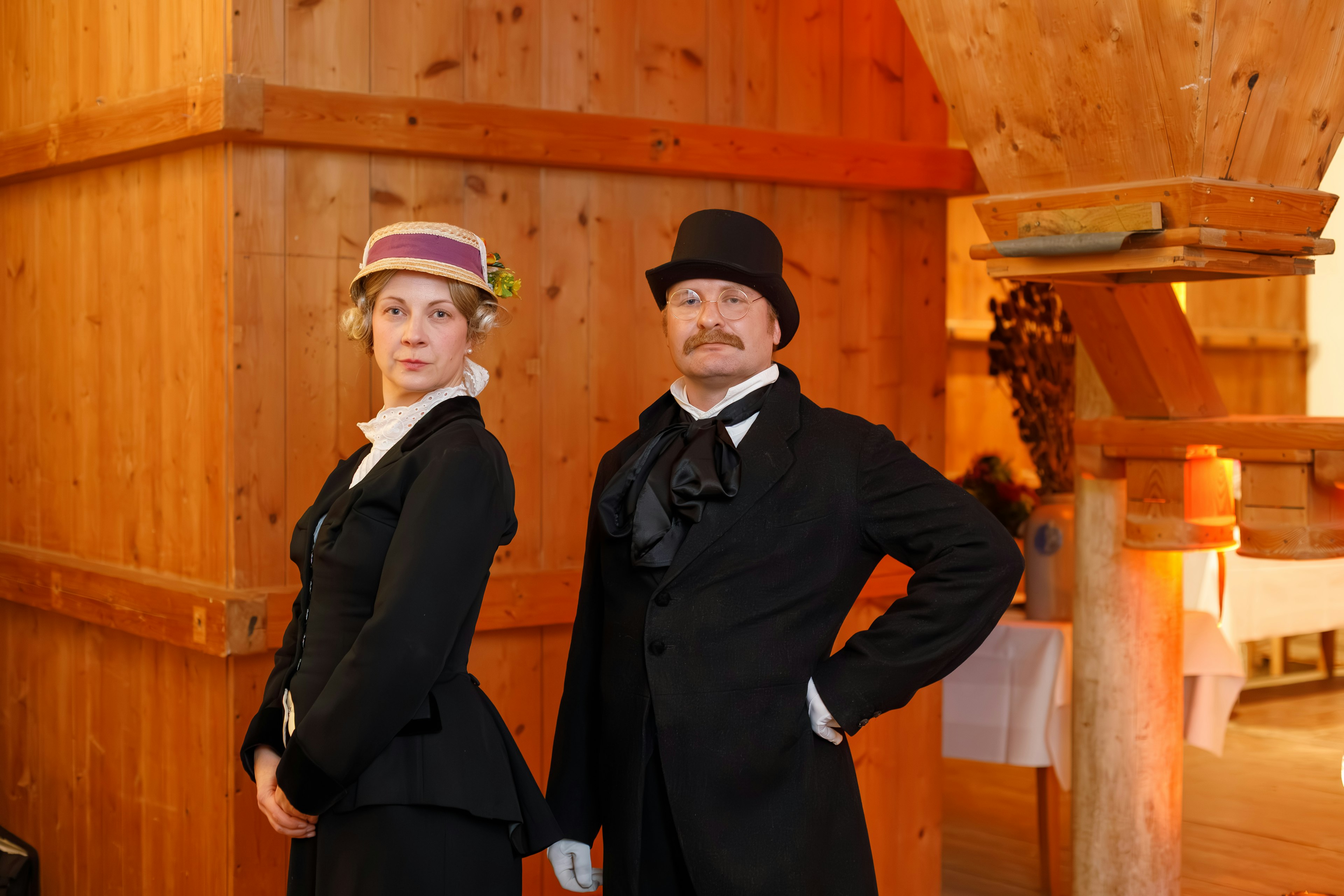 Zwei Schauspieler aus der Veranstaltung im Kostüm