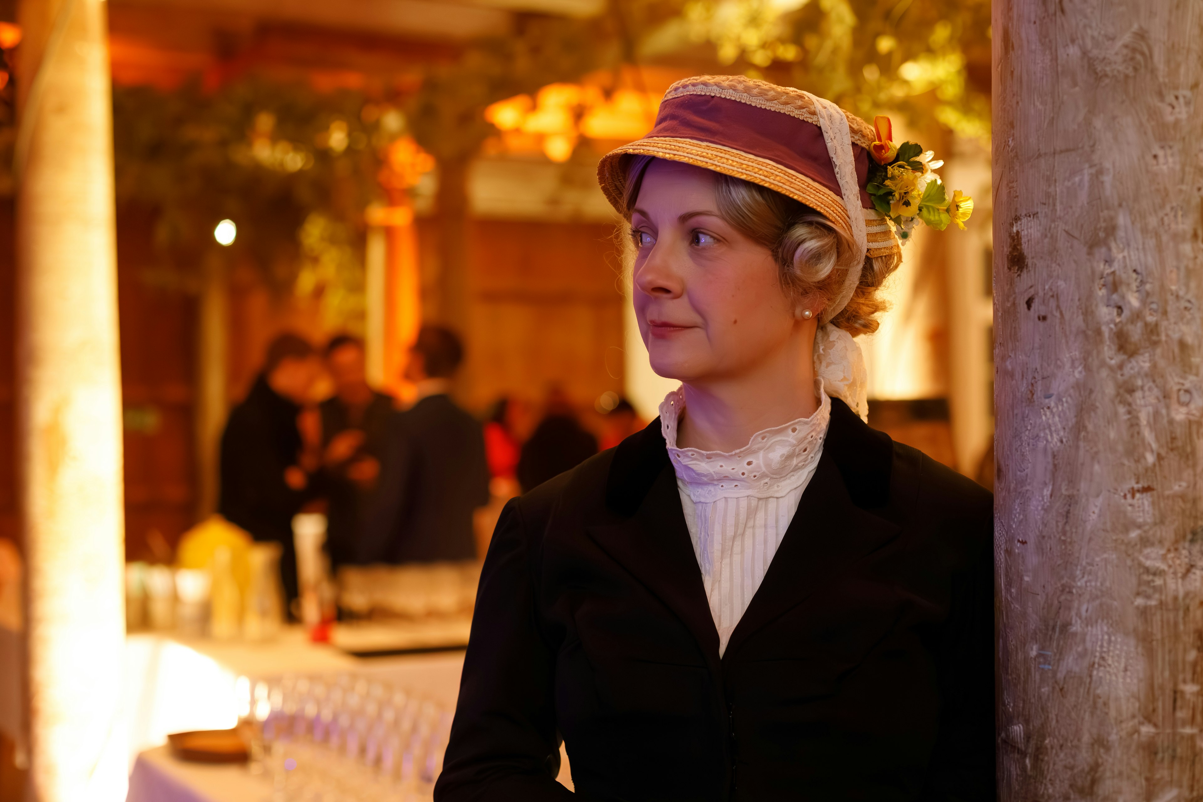 Schauspielerin aus der Veranstaltung im Kostüm