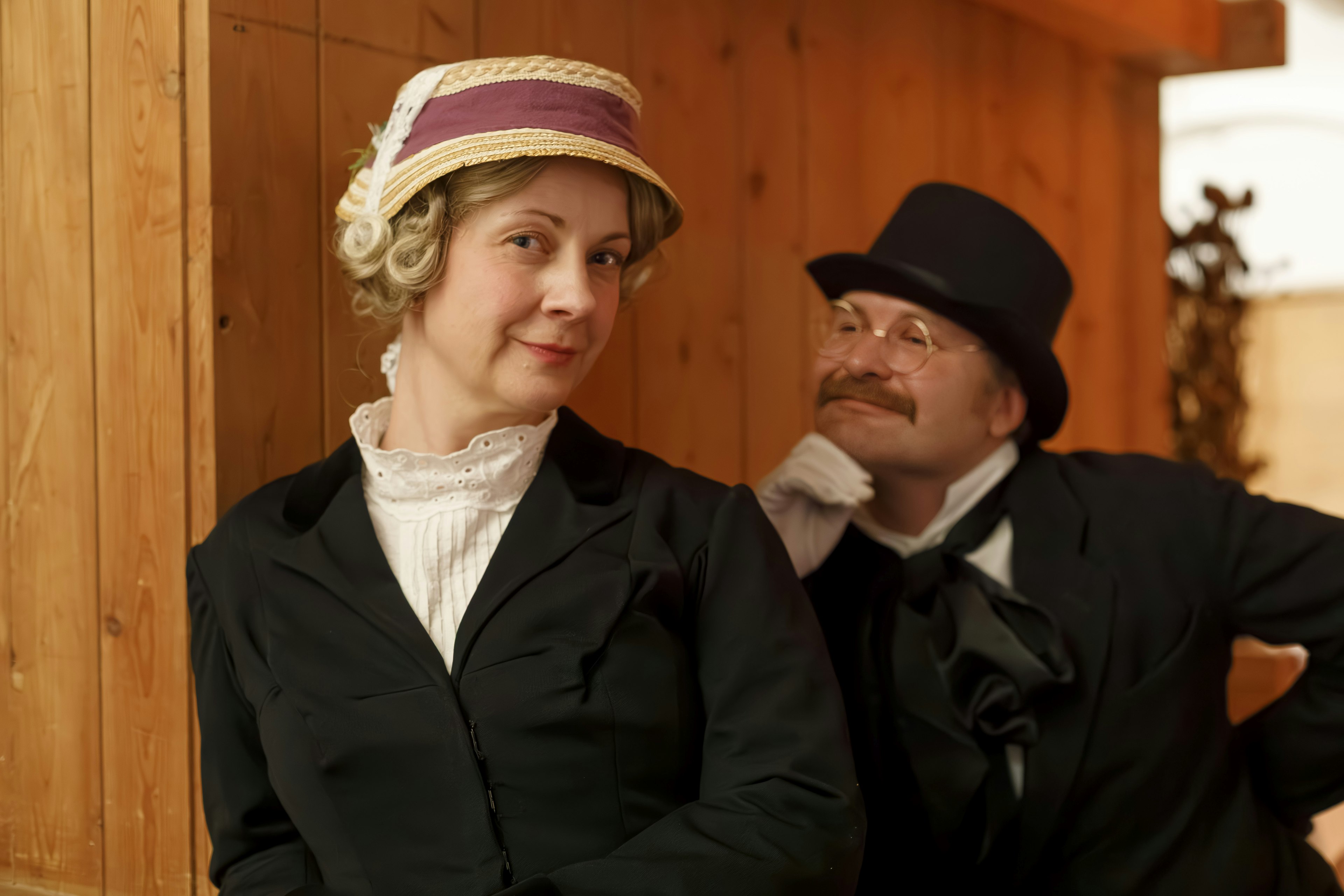 Zwei Schauspieler aus der Veranstaltung im Kostüm