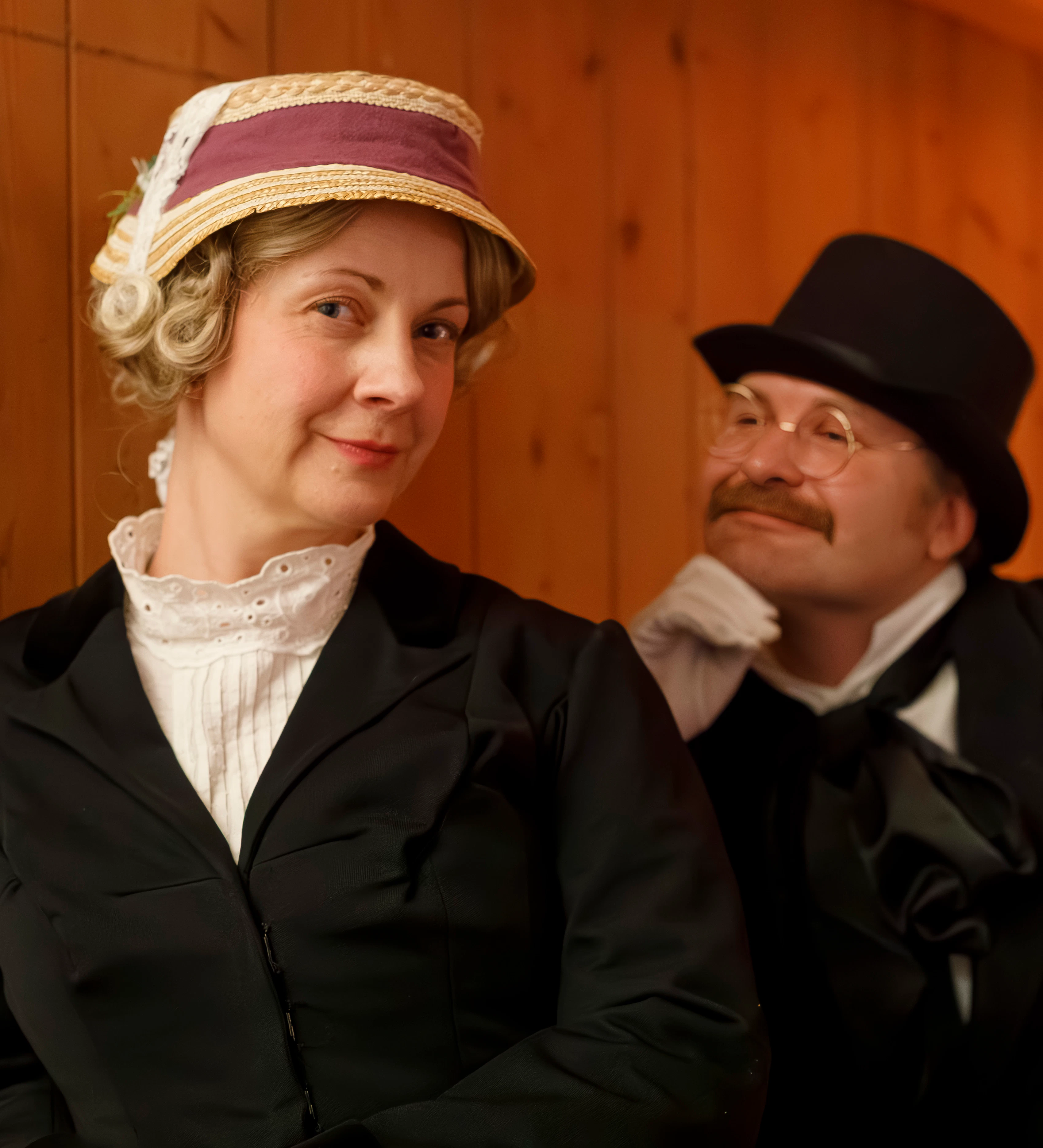 Zwei Schauspieler aus der Veranstaltung im Kostüm