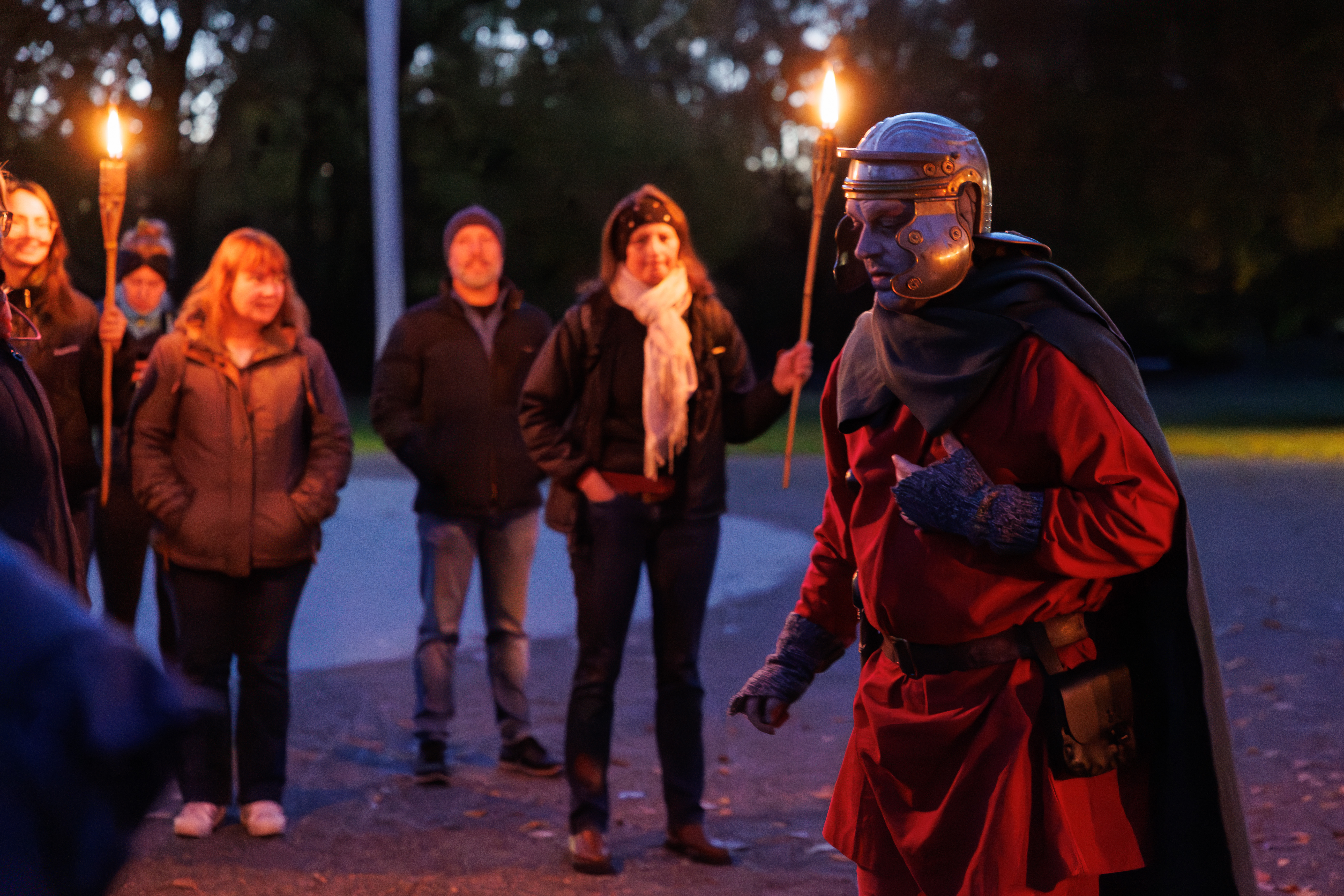 Szene aus der Führung mit einem Schauspieler im Kostüm