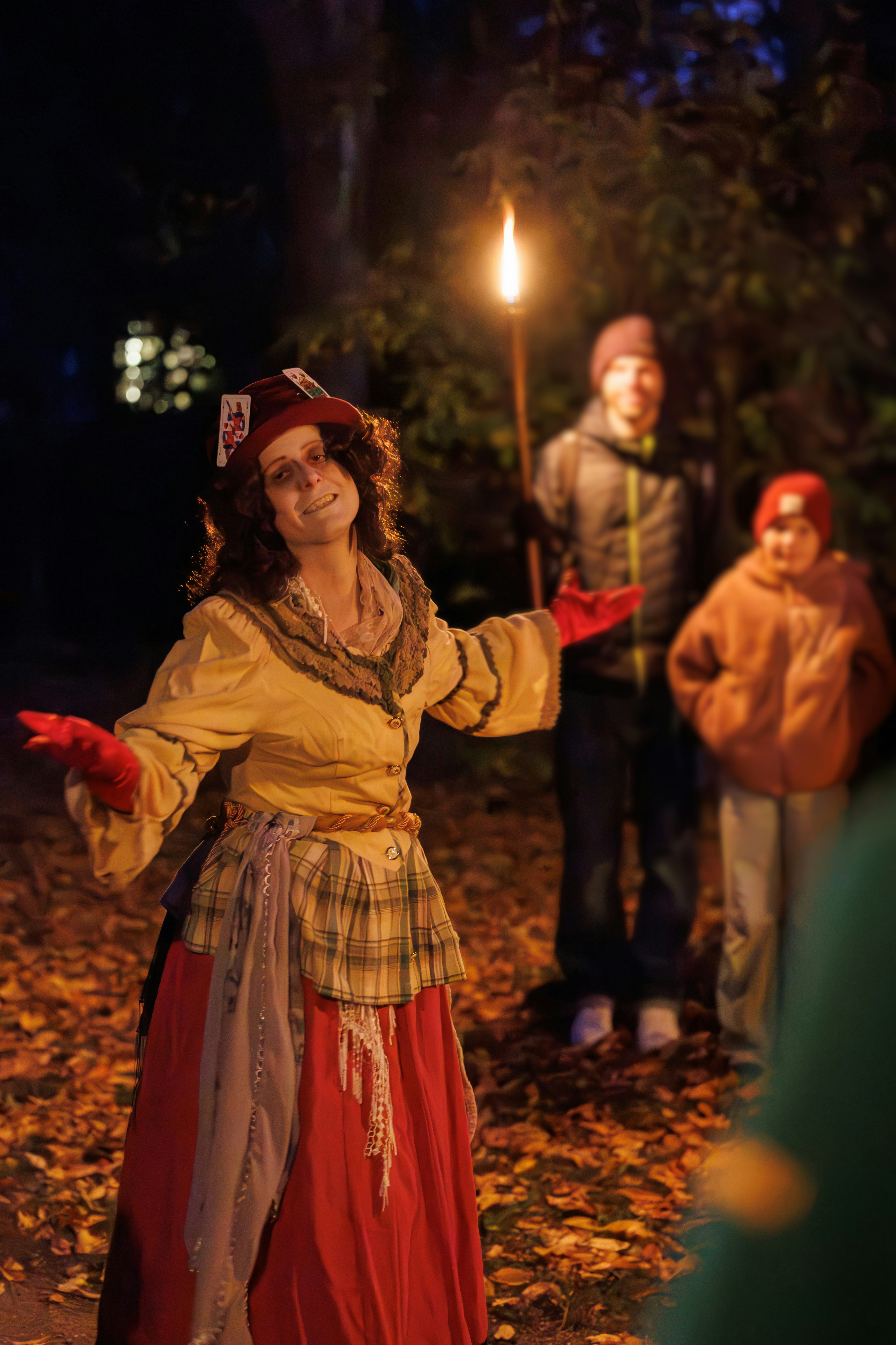 Szene aus der Führung mit einer Schauspielerin im Kostüm