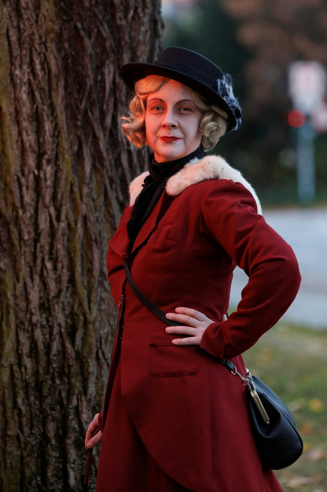 Darstellerin, die die Gruppe durch die Führung begleitet