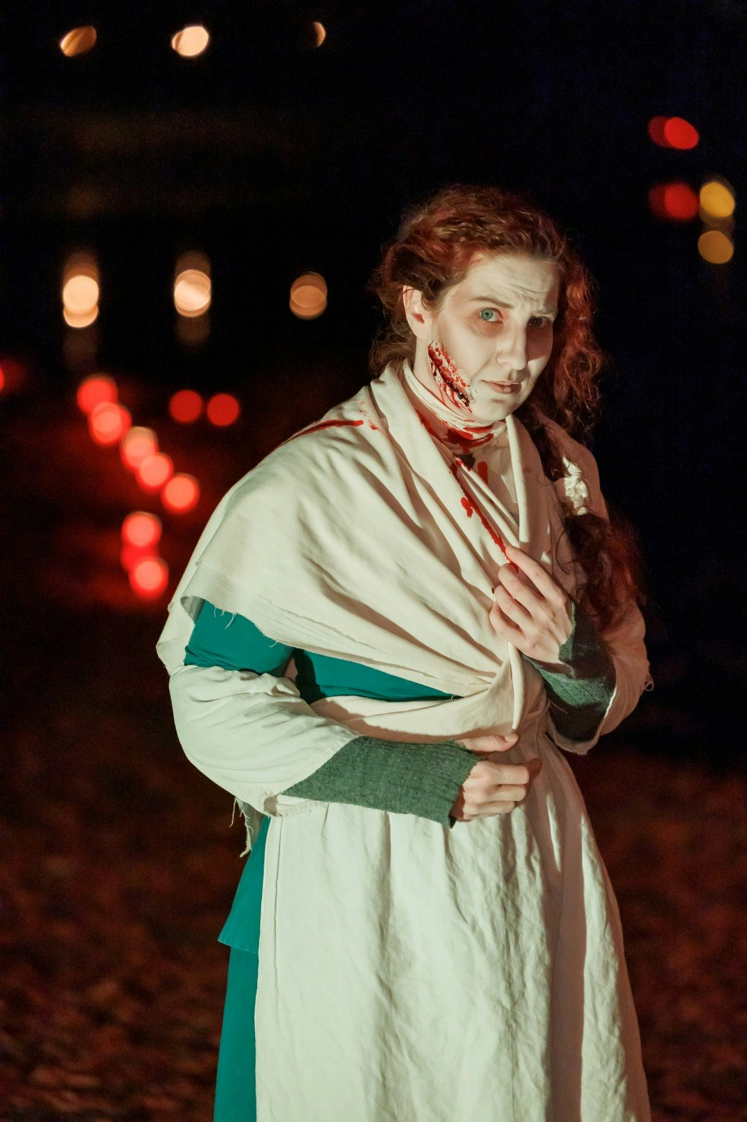 Szene aus der Führung mit einer Schauspielerin im Kostüm