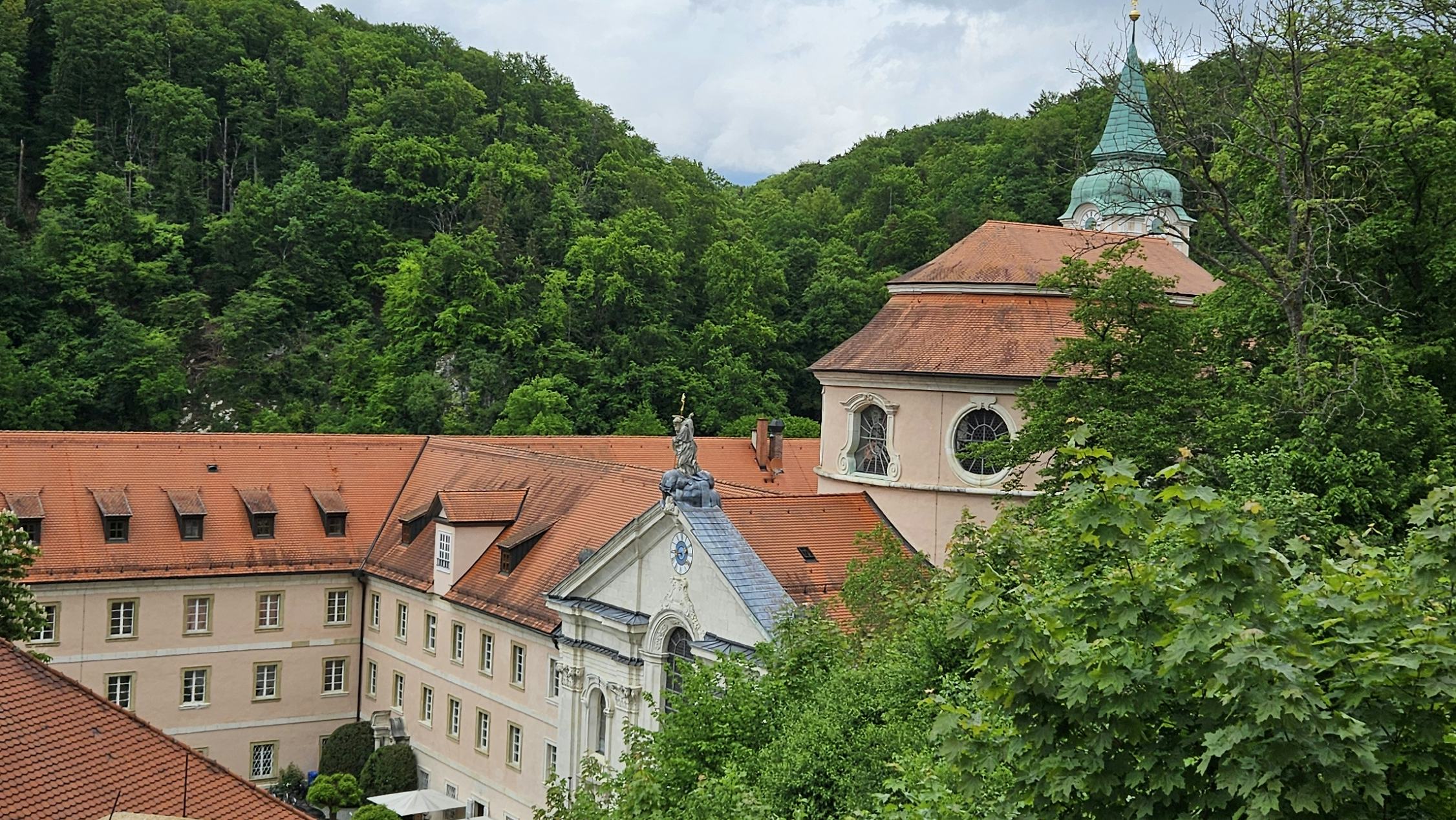 Kloster Weltenburg von einem Aussichtspunkt aus