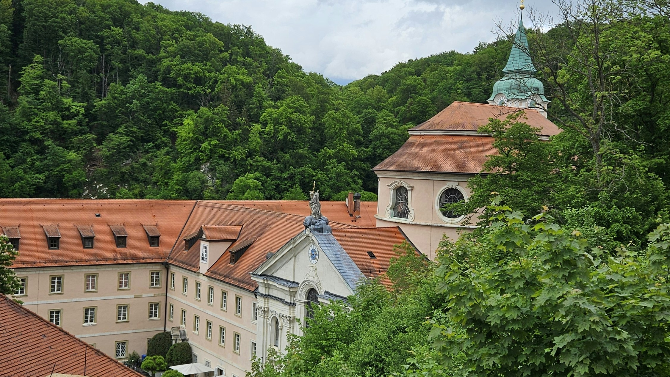 Kloster Weltenburg von einem Aussichtspunkt aus