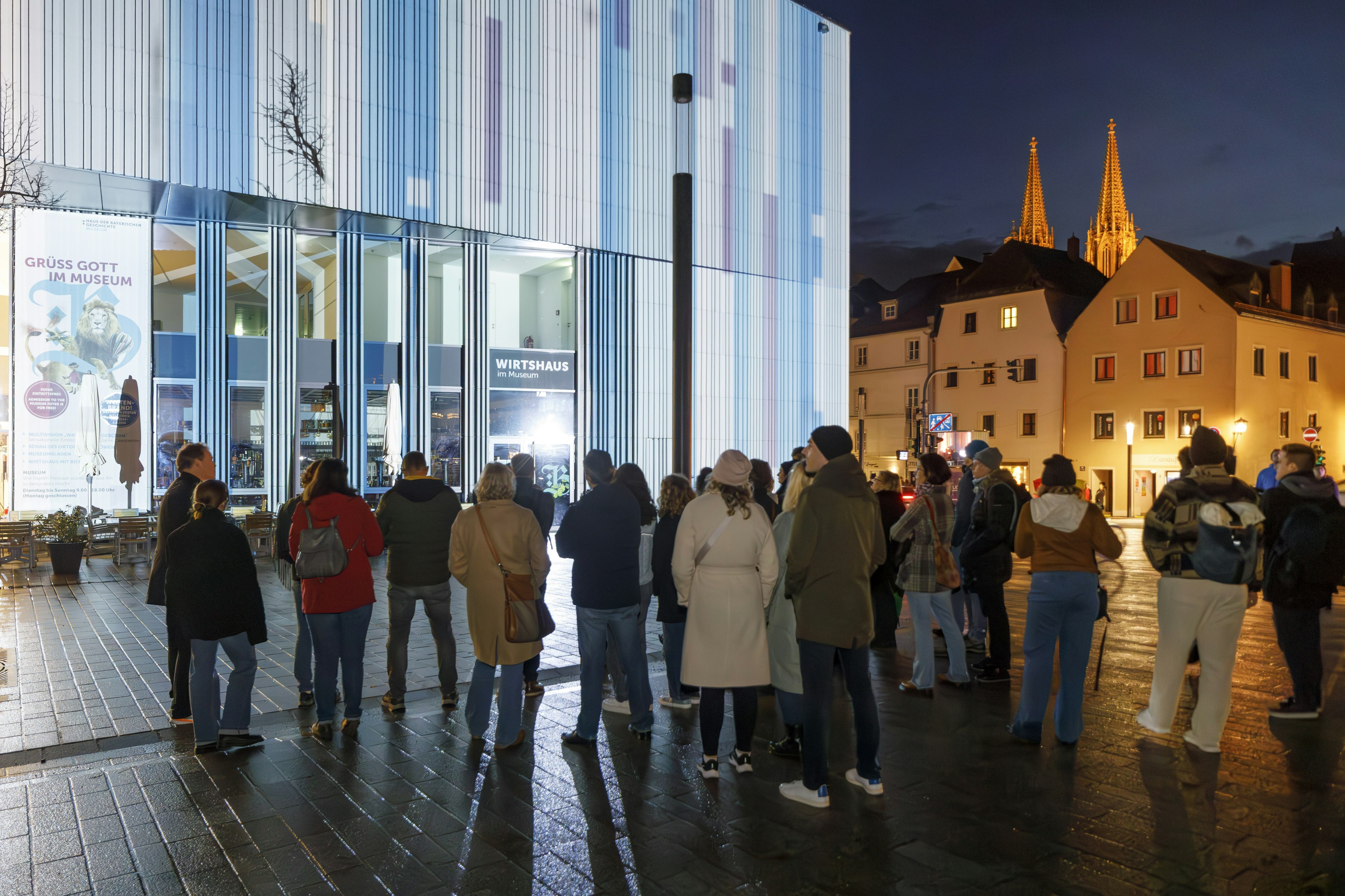 Menschen bei der Führung zur Lichtkunst