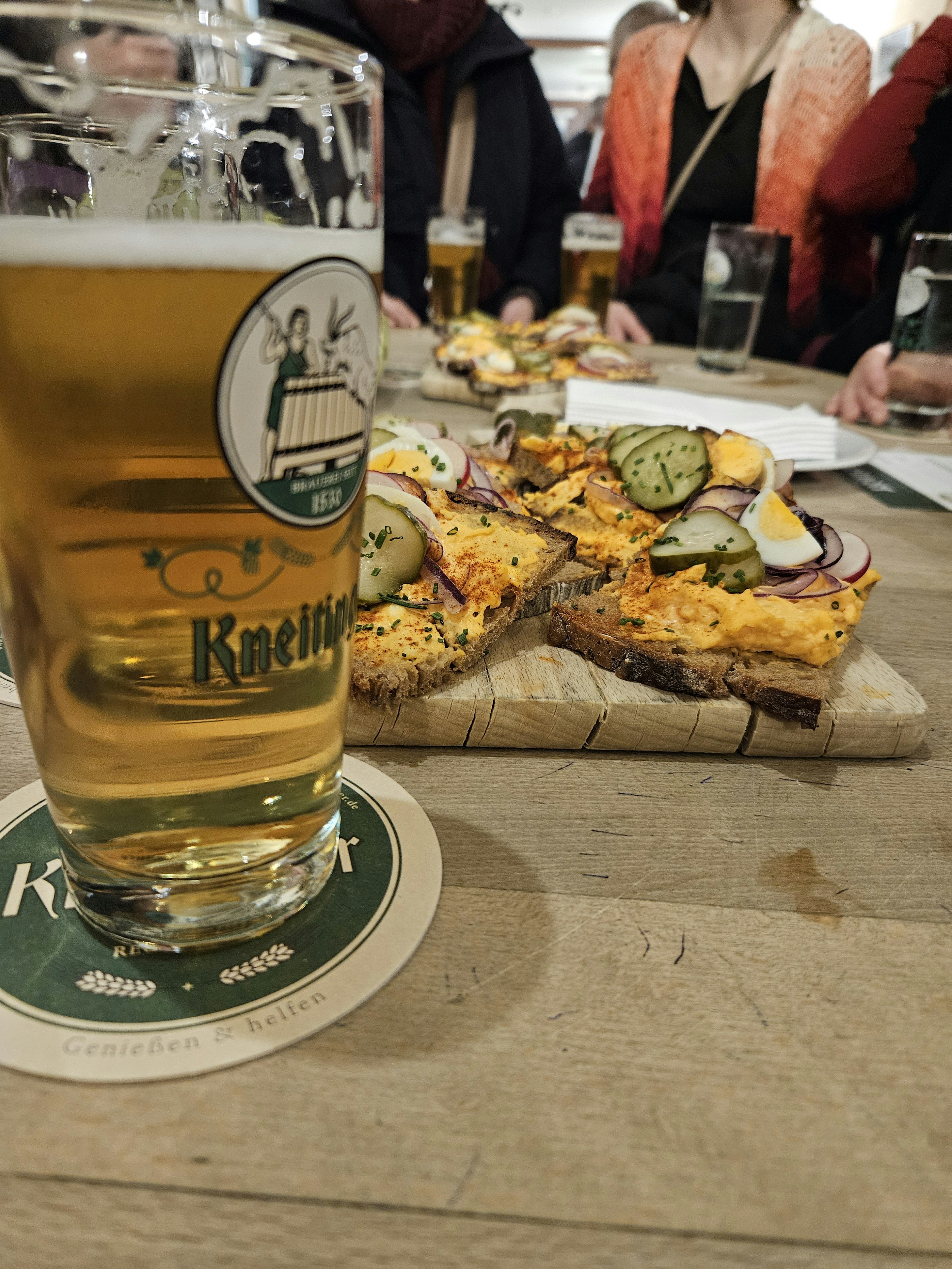 Glas Bier und Brote mit Obazdem