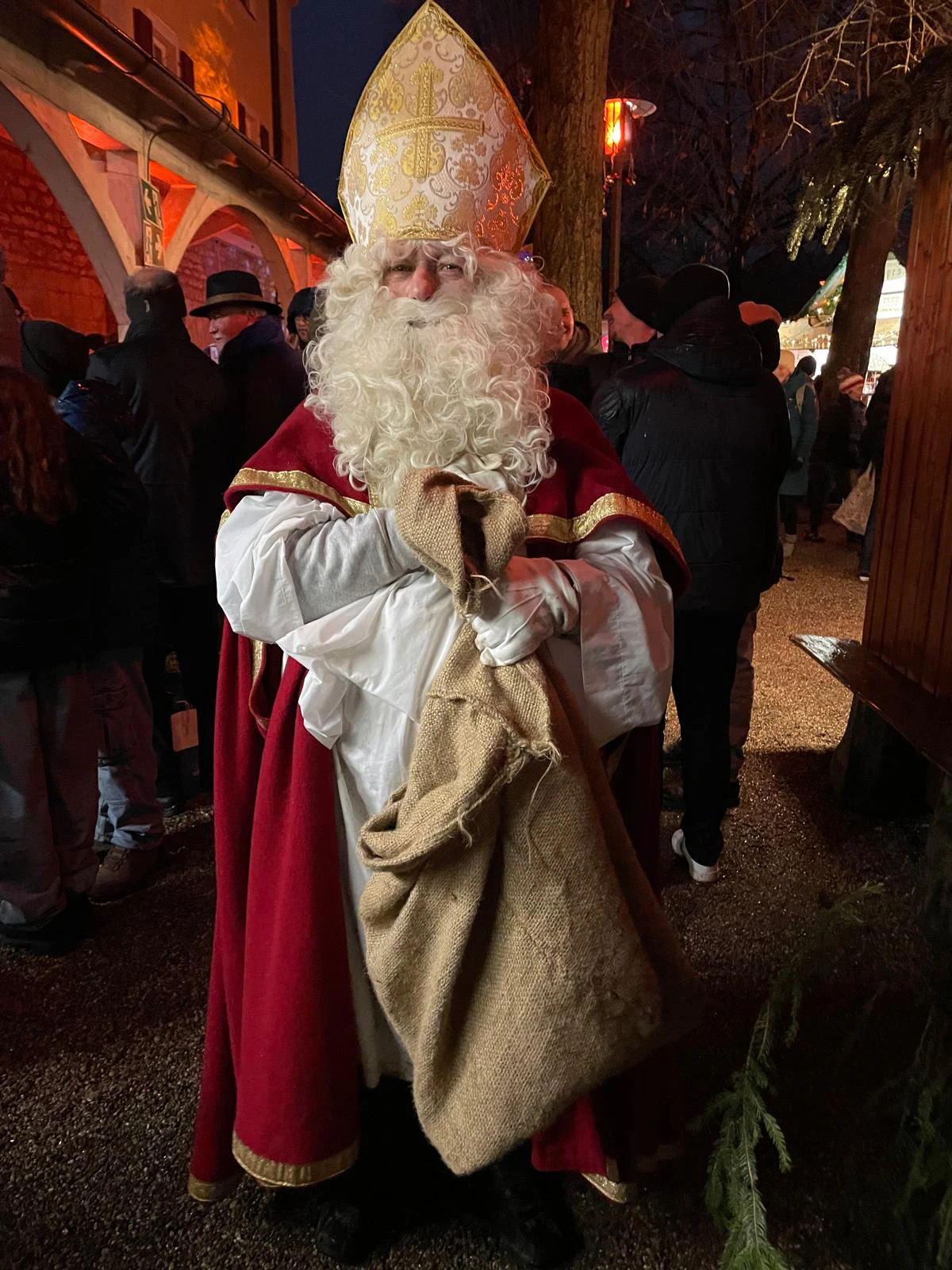Nikolaus auf dem Adventsmarkt