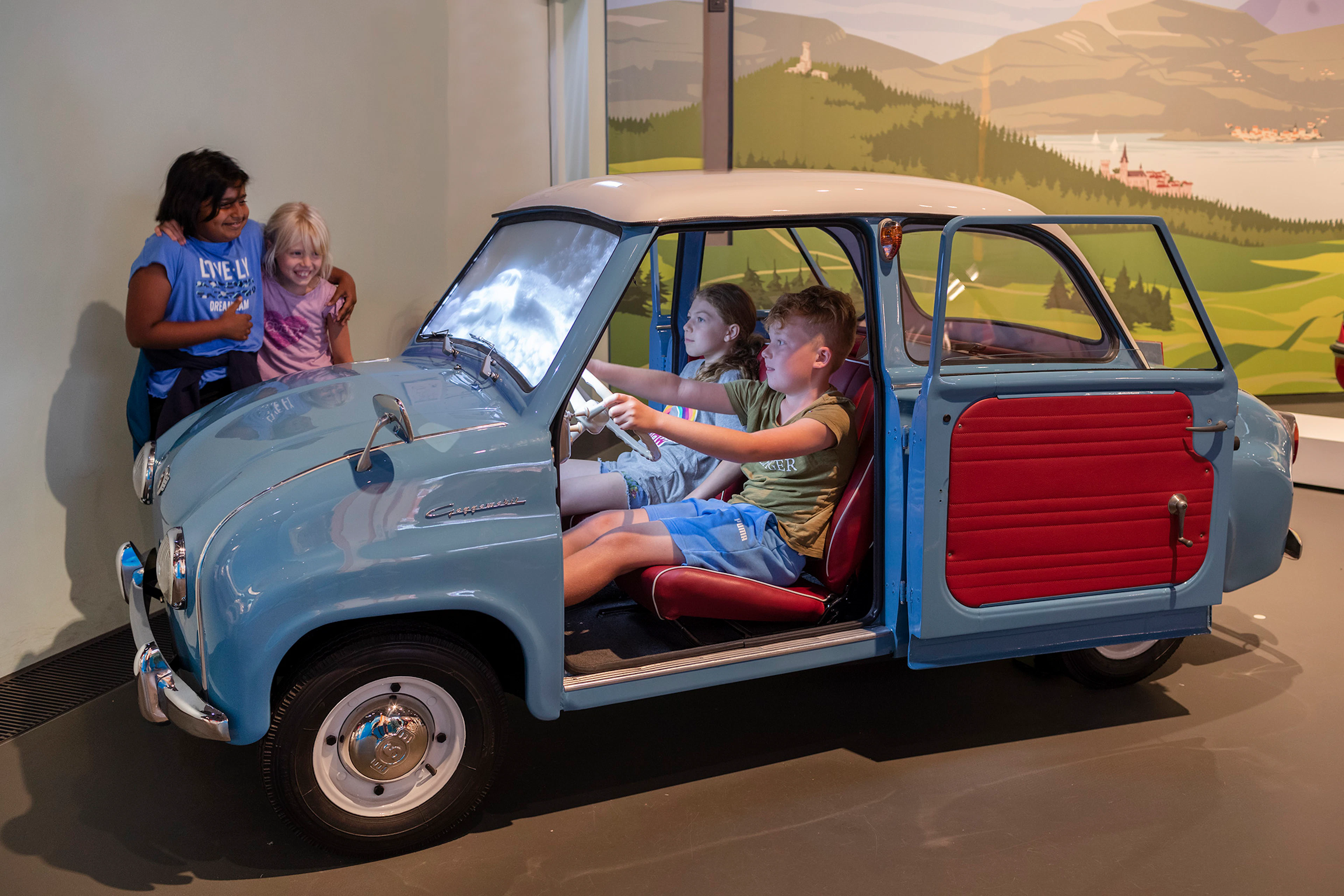 Kinder in einem alten Auto in der Dauerausstellung des Haus der Bayerischen Geschichte