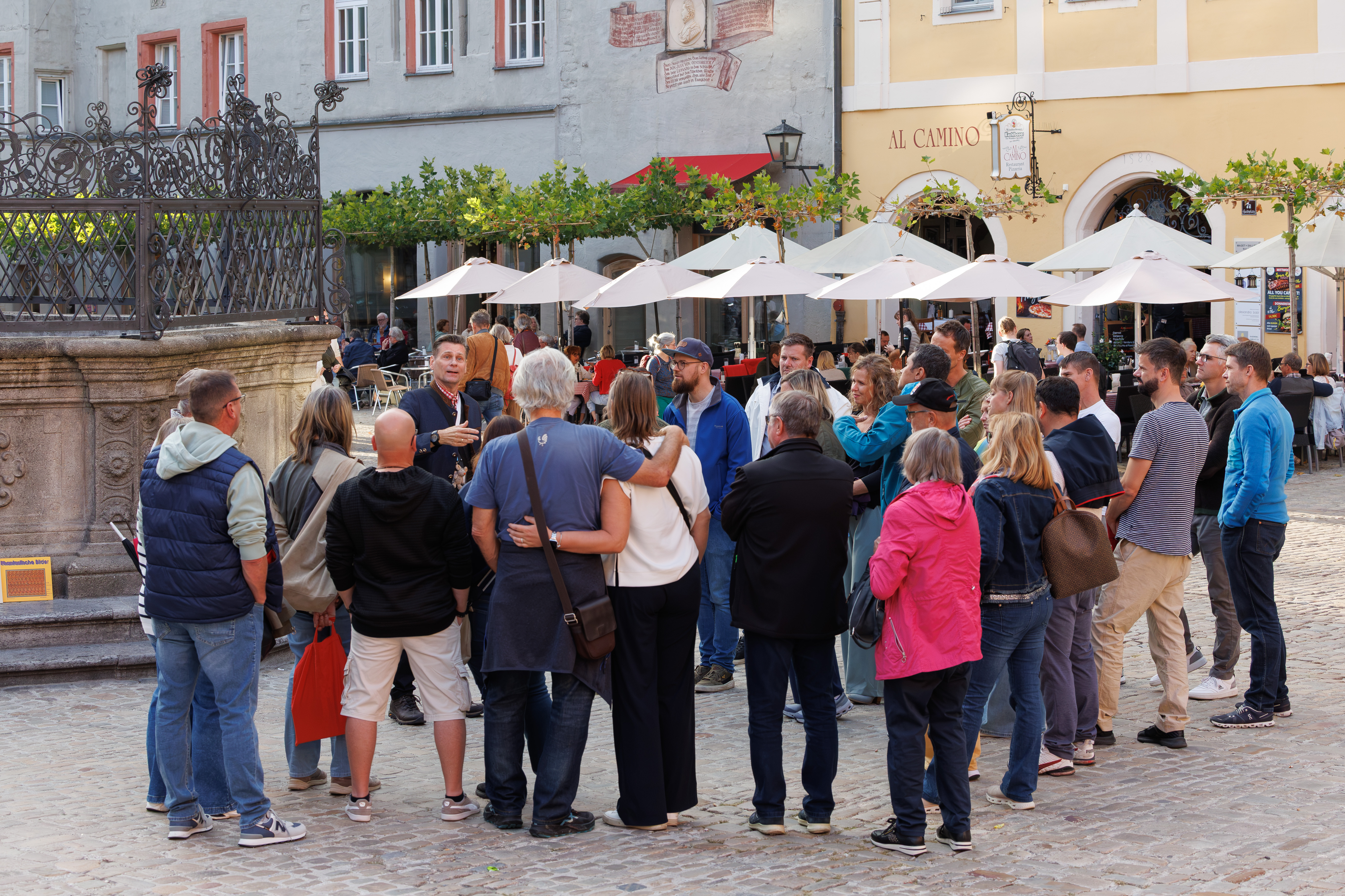 Gruppe beim Start der Führung am Haidplatz