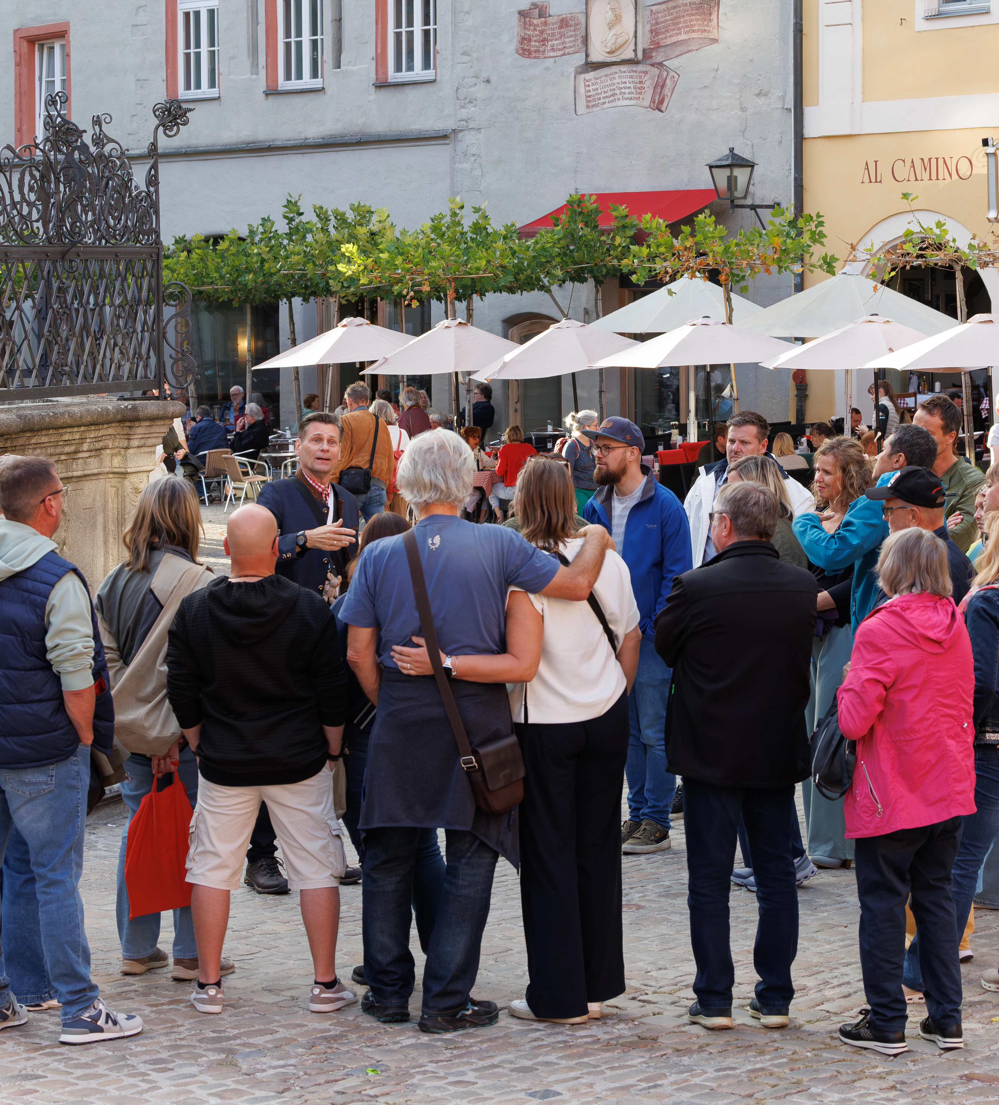 Gruppe beim Start der Führung am Haidplatz