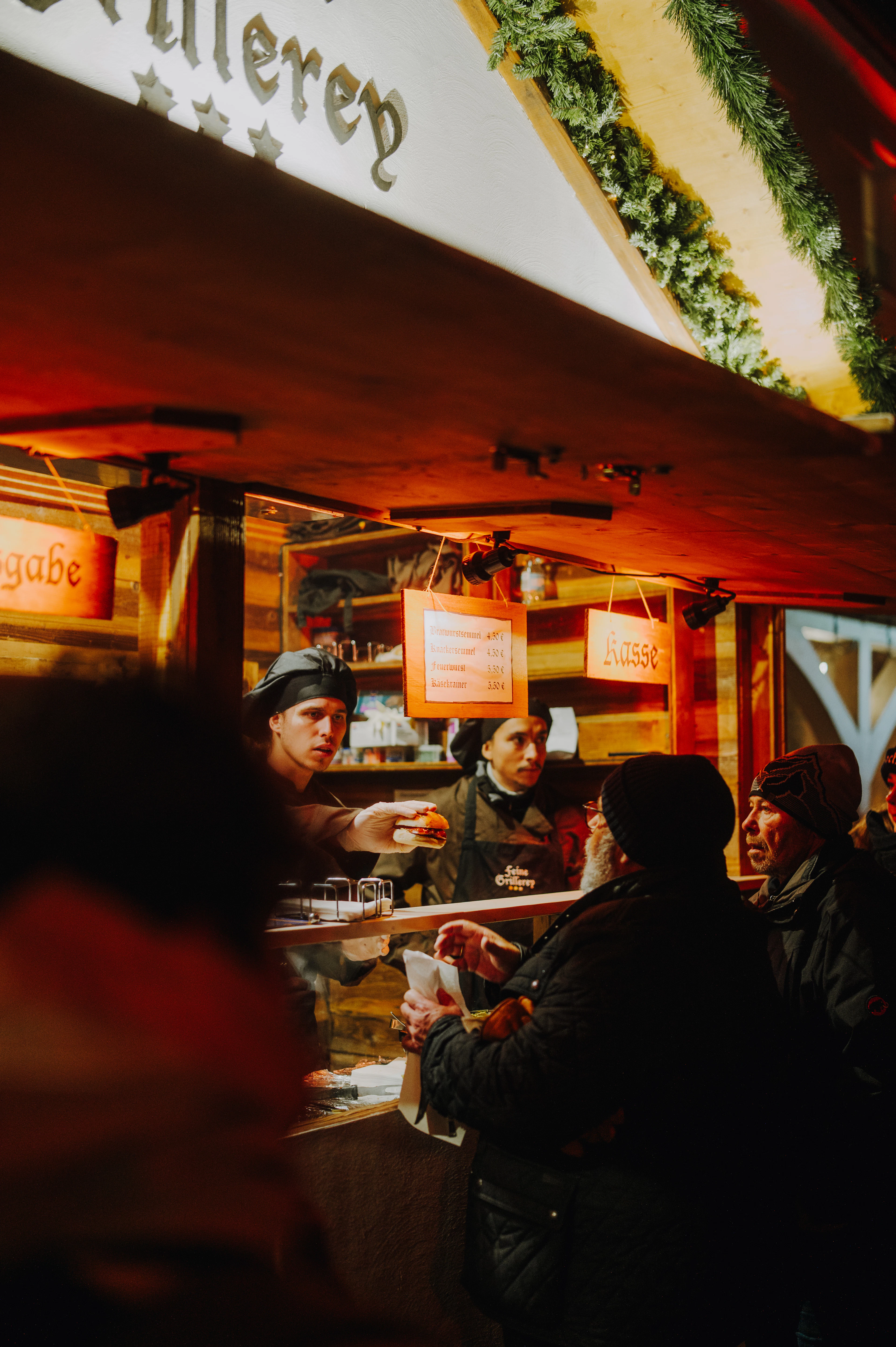 Hütte mit Bratwurstsemmeln