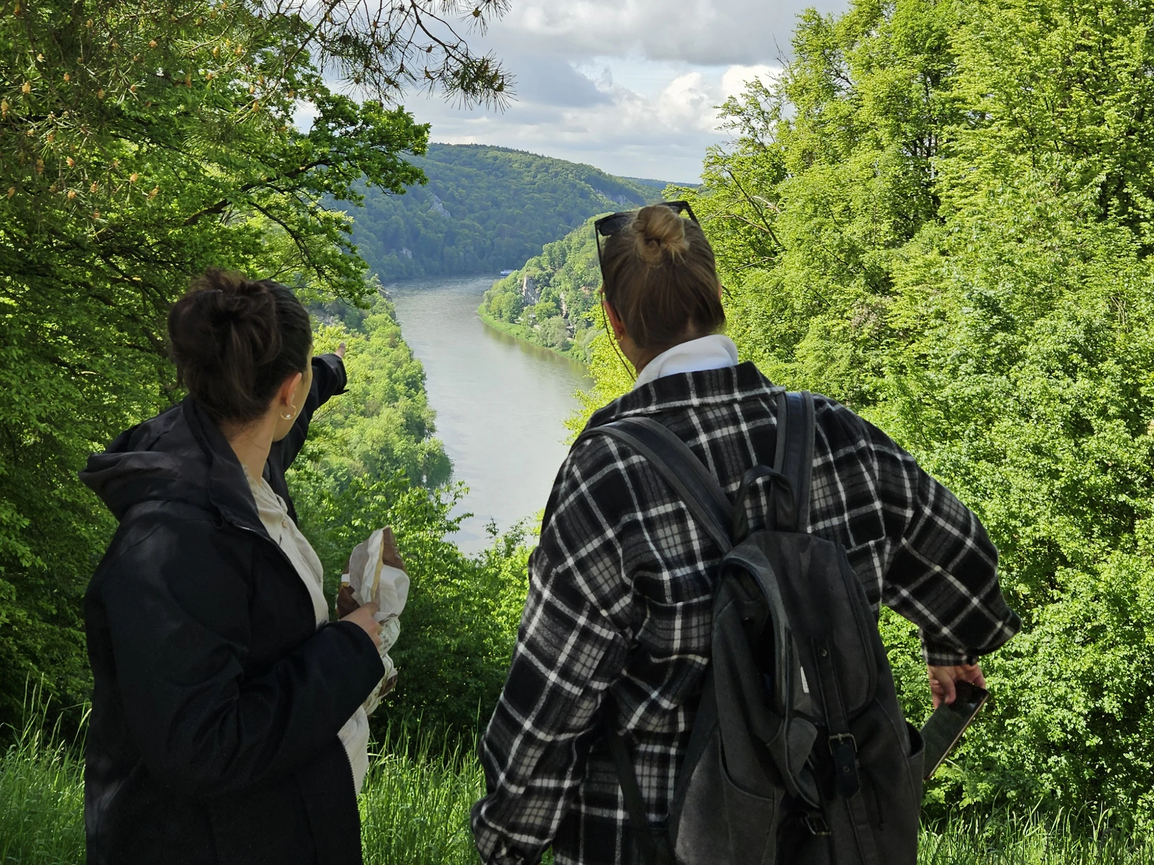 Zwei Personen bei einem Betriebsausflug in Weltenburg