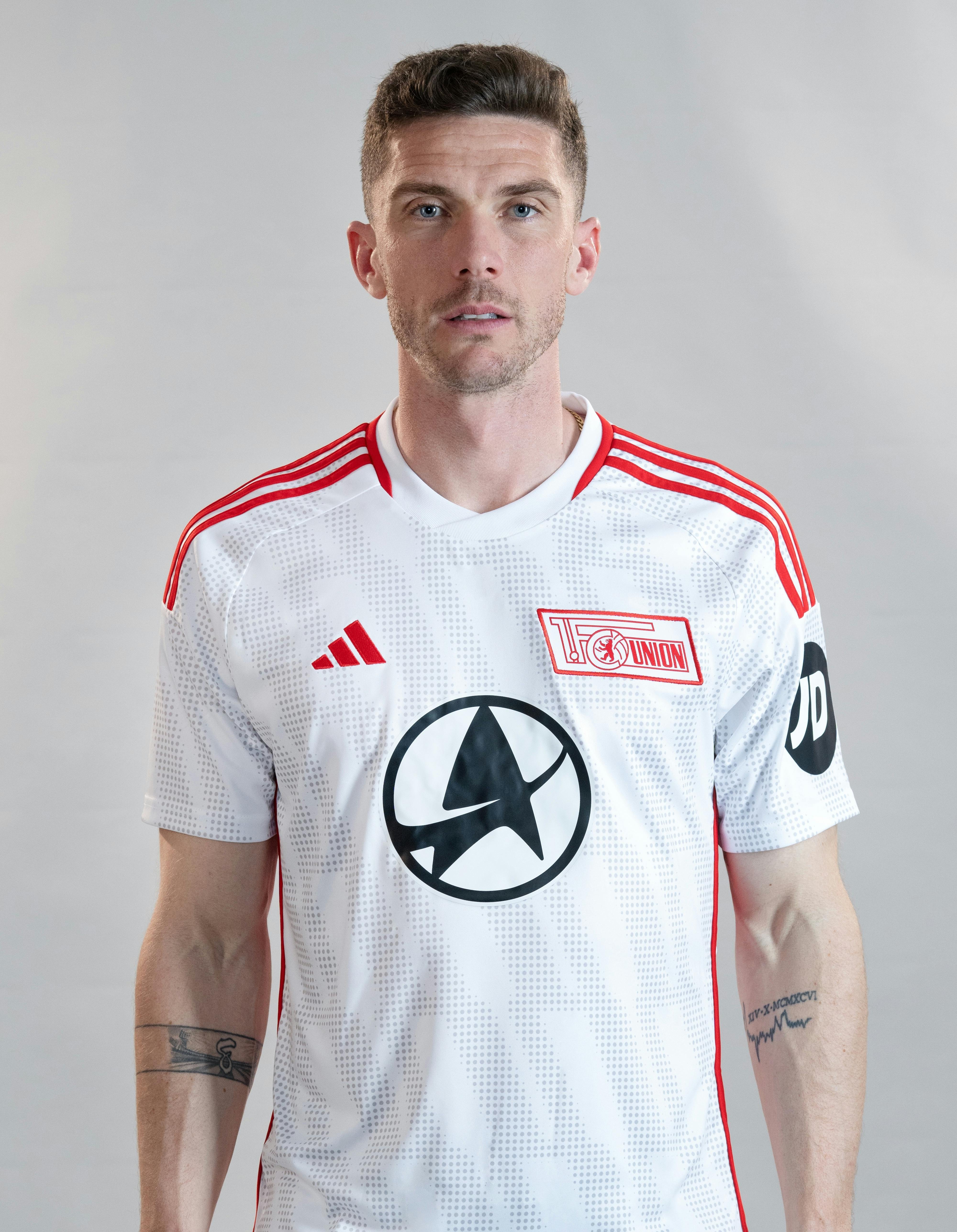 Male model wearing the Star Trek x FC Union Berlin limited edition jersey