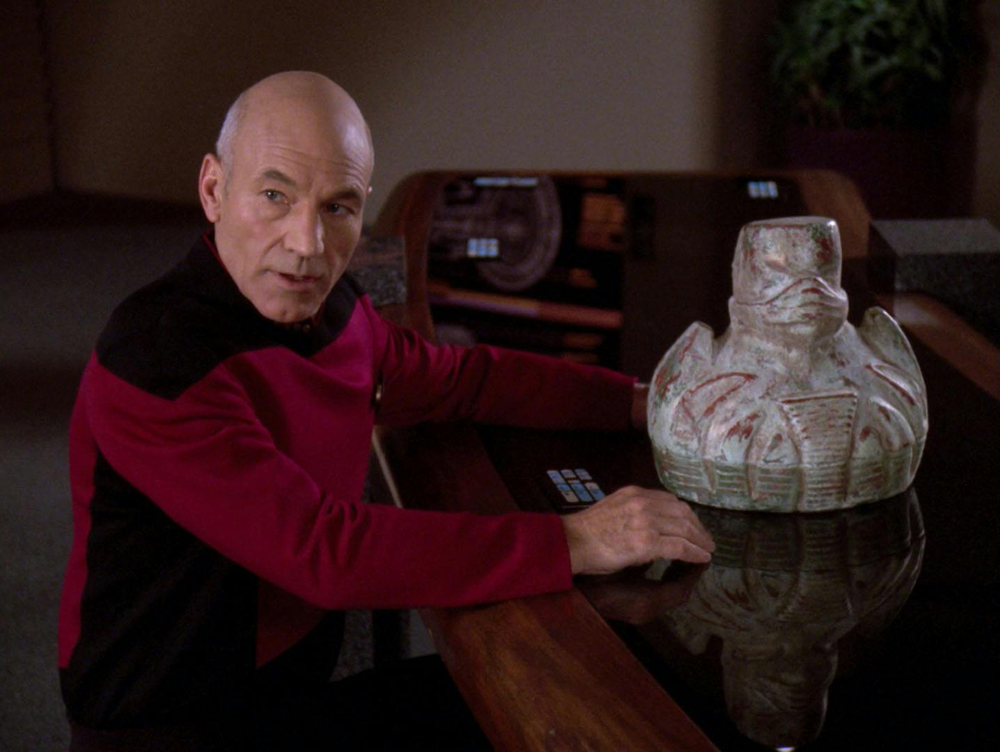 Captain Jean-Luc Picard moved by the gift of an intact Kurlan naiskos artifact by his former mentor in 'The Chase'