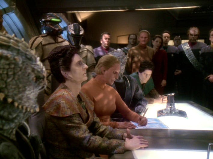 The Breen leaders witness the signing of the Treaty of Bajor by the Founders in 'What You Leave Behind'