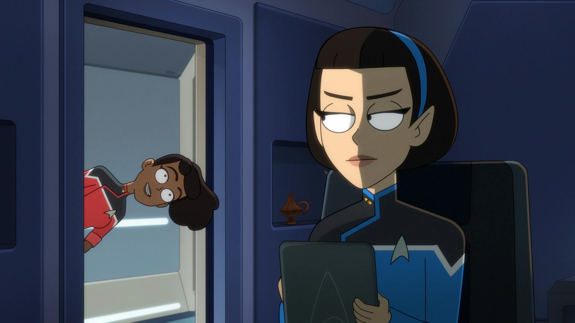 In her quarters, T'Lyn attempts to send a message on her PADD as Mariner pops her head in sideways at the door in 'Empathalogical Fallacies'