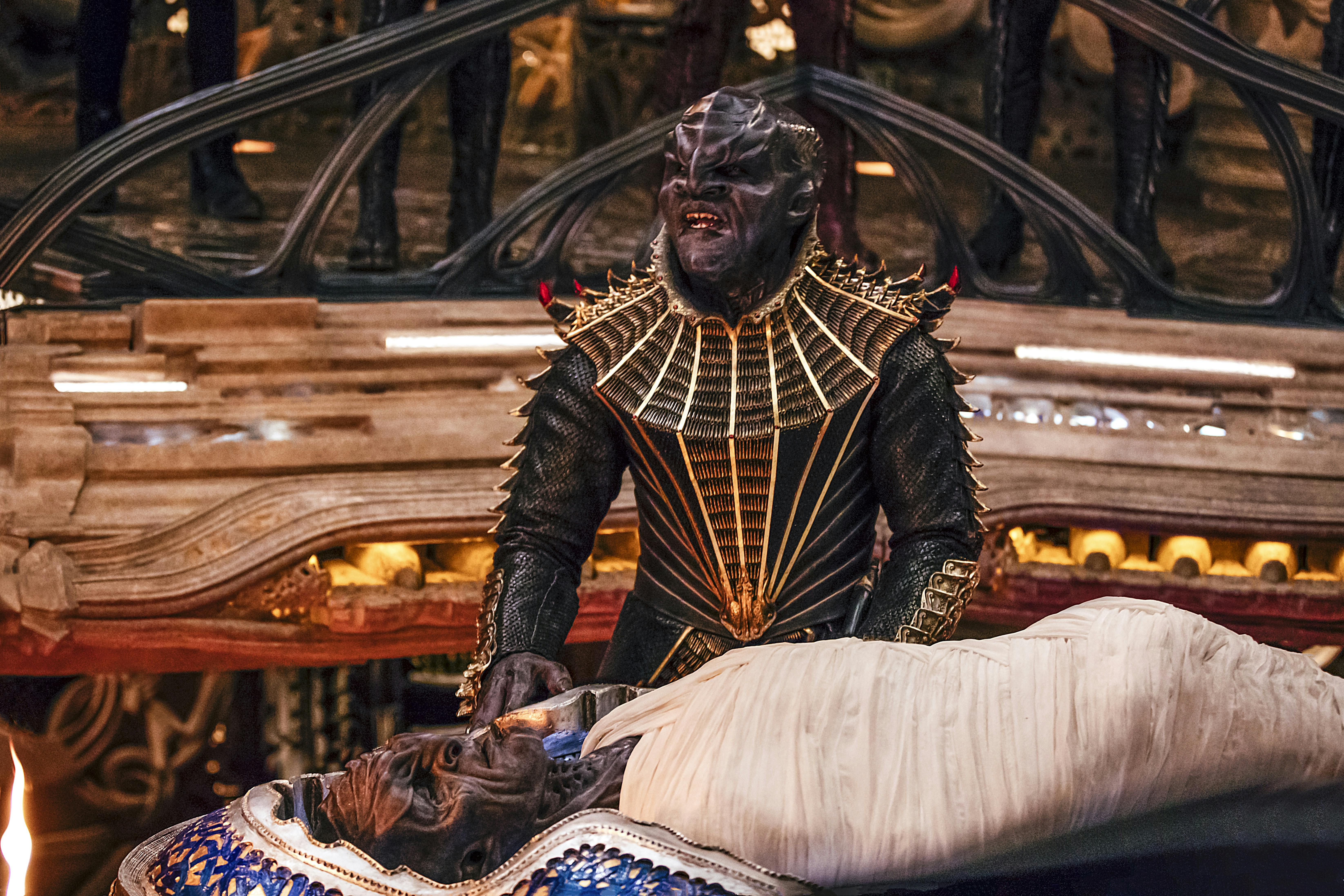 T'Kuvma stands over Rejac the torchbearer's body in a sarcophagus aboard the Klingon vessel in 'The Vulcan Hello'