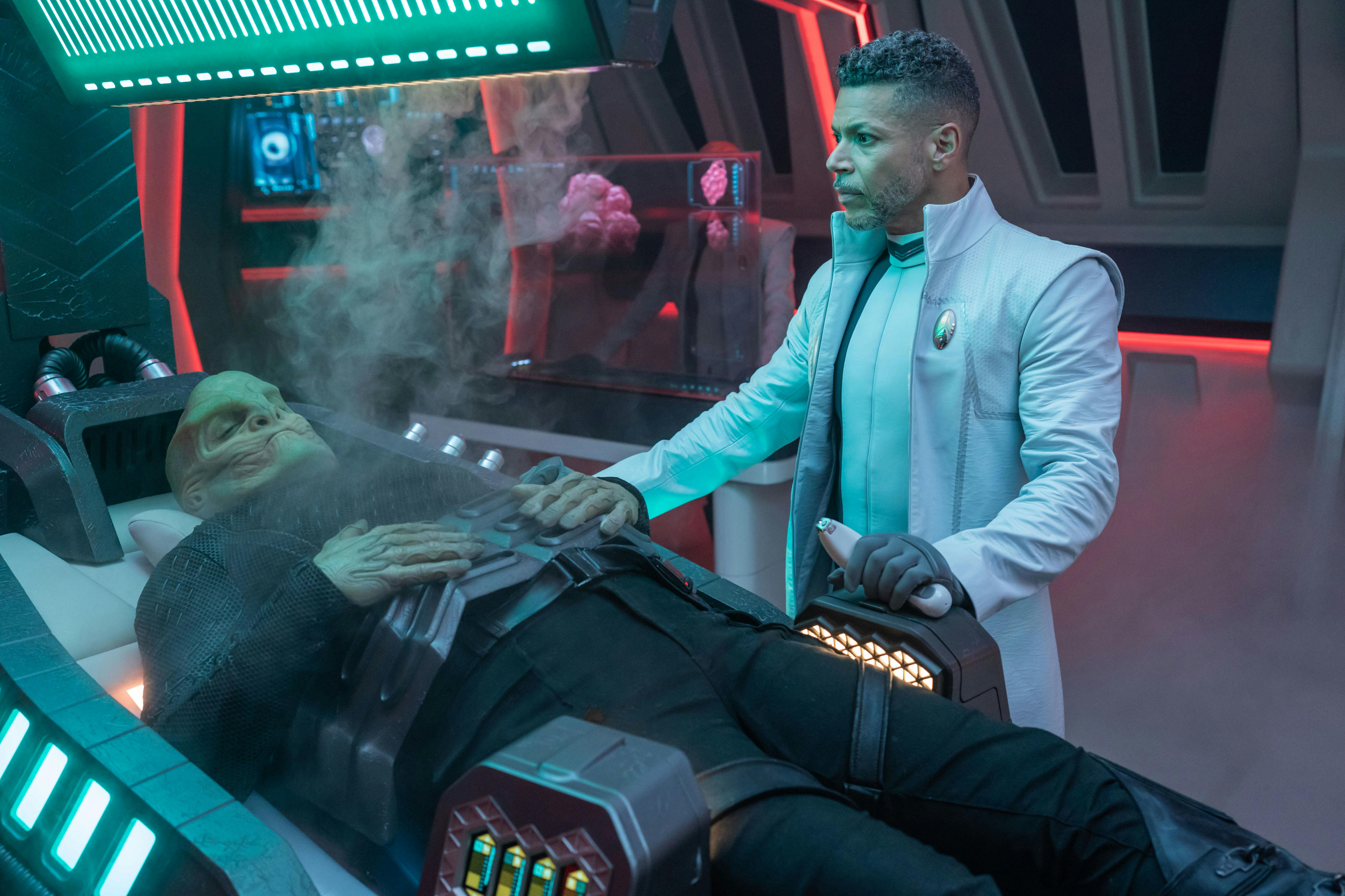In Discovery's sickbay, Dr. Culber monitors the gravely injured L'ak's condition in 'Erigah'