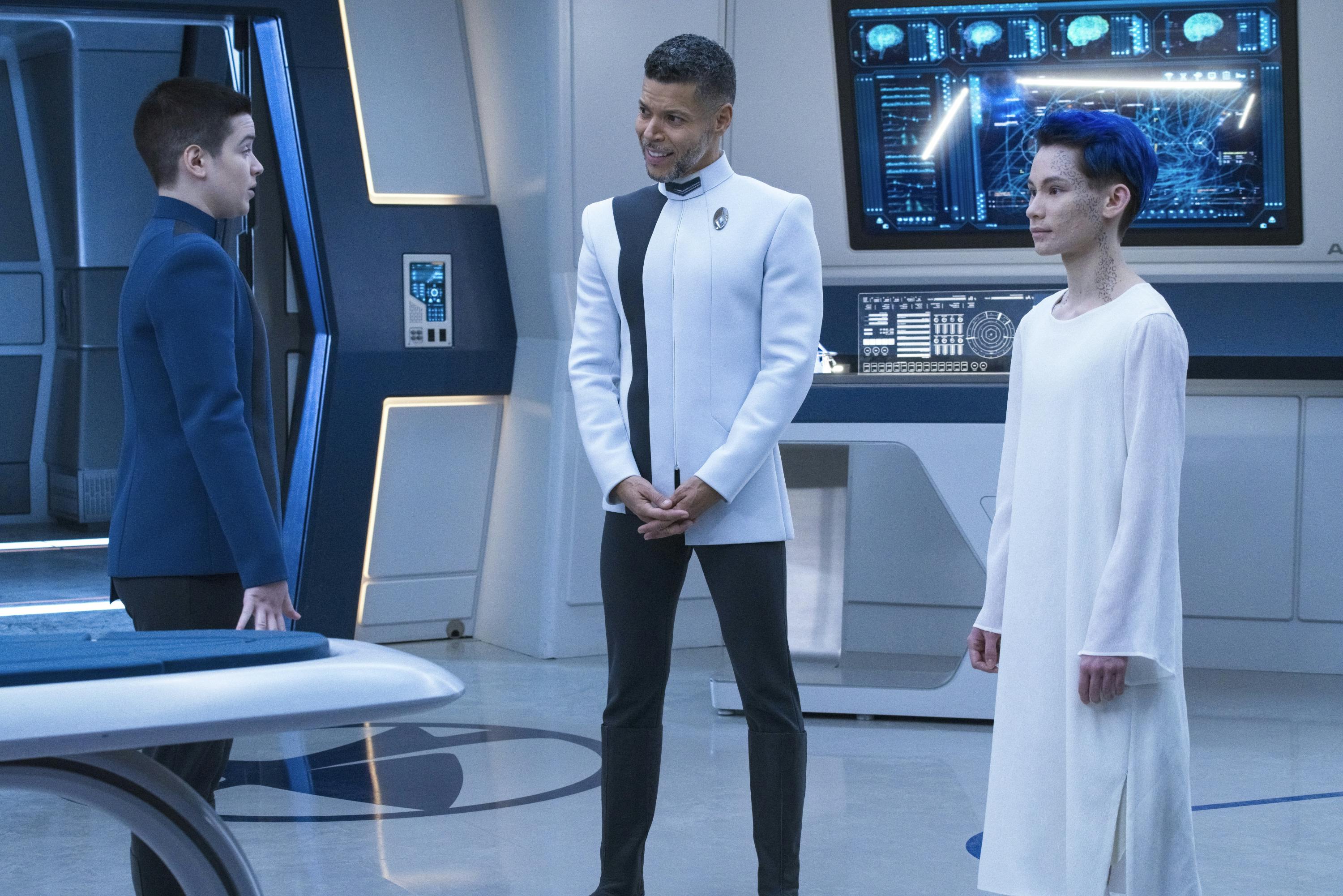 In Sickbay, Hugh Culber stands between Adira Tal and Gray Tal in 'Anomaly'