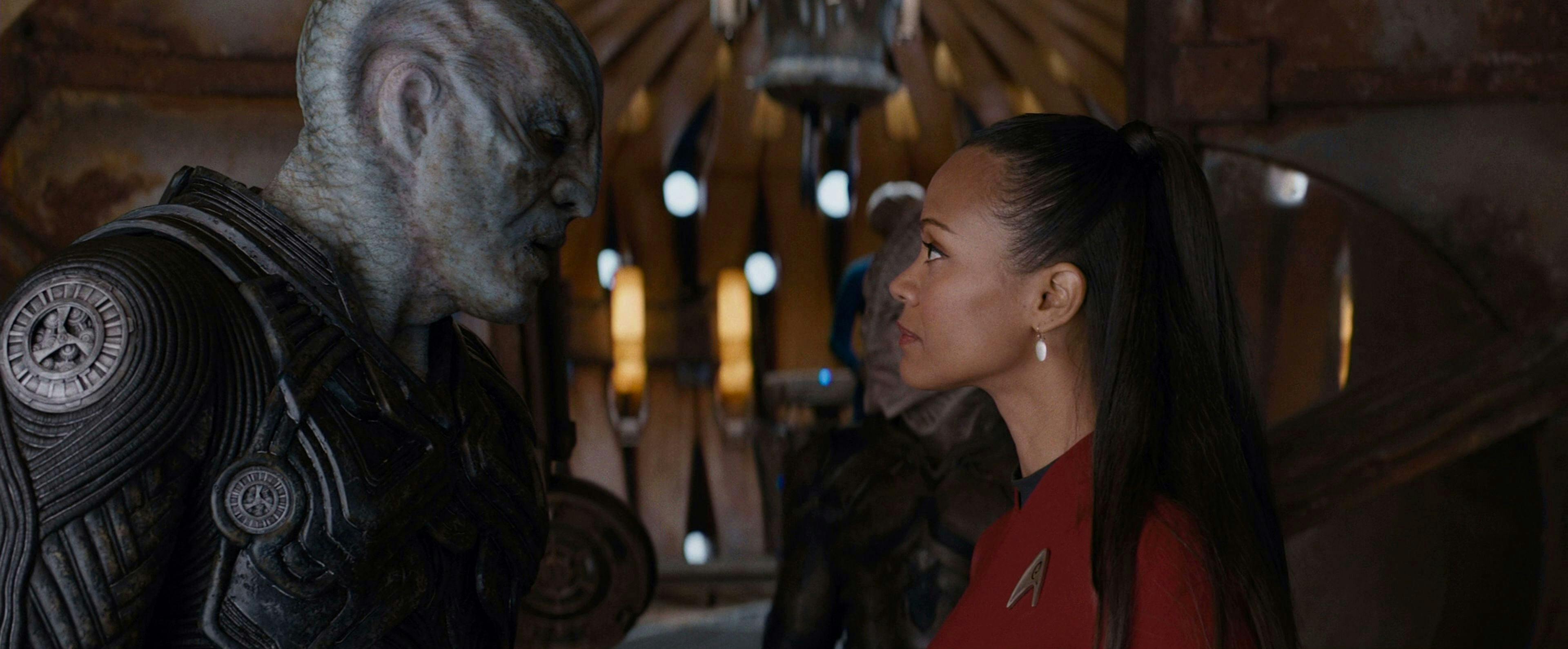 Krall faces off against Uhura (Zoe Saldana).