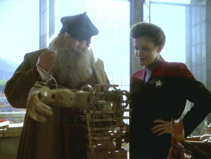 Captain Janeway discusses flight with Leonardo Da Vinci.