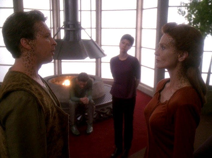 Ezri Dax in the Tigan family home with her mom Yanas and brothers Janel and Norvo