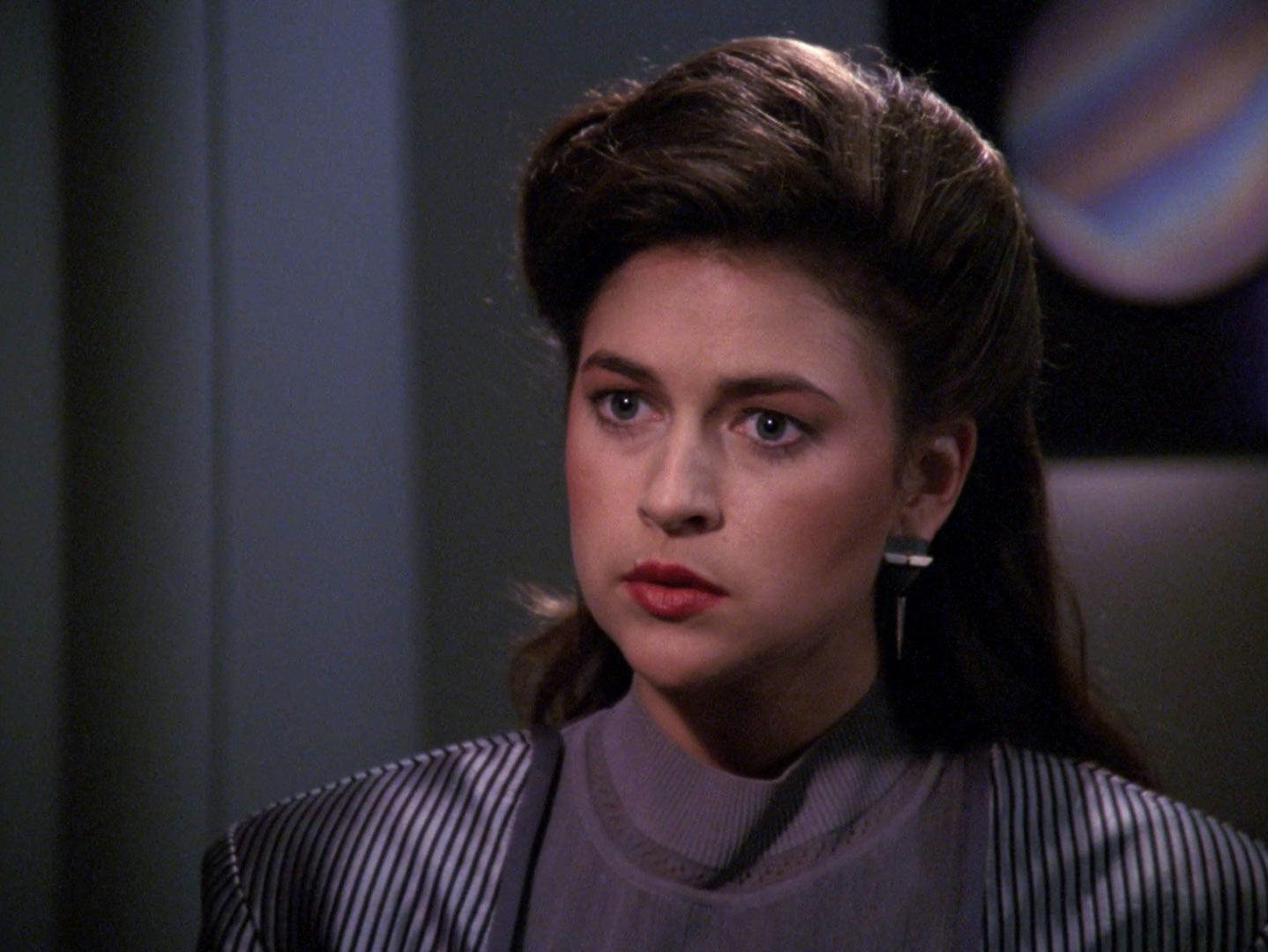 Dr. Leah Brahms talks to Geordi La Forge in the episode 