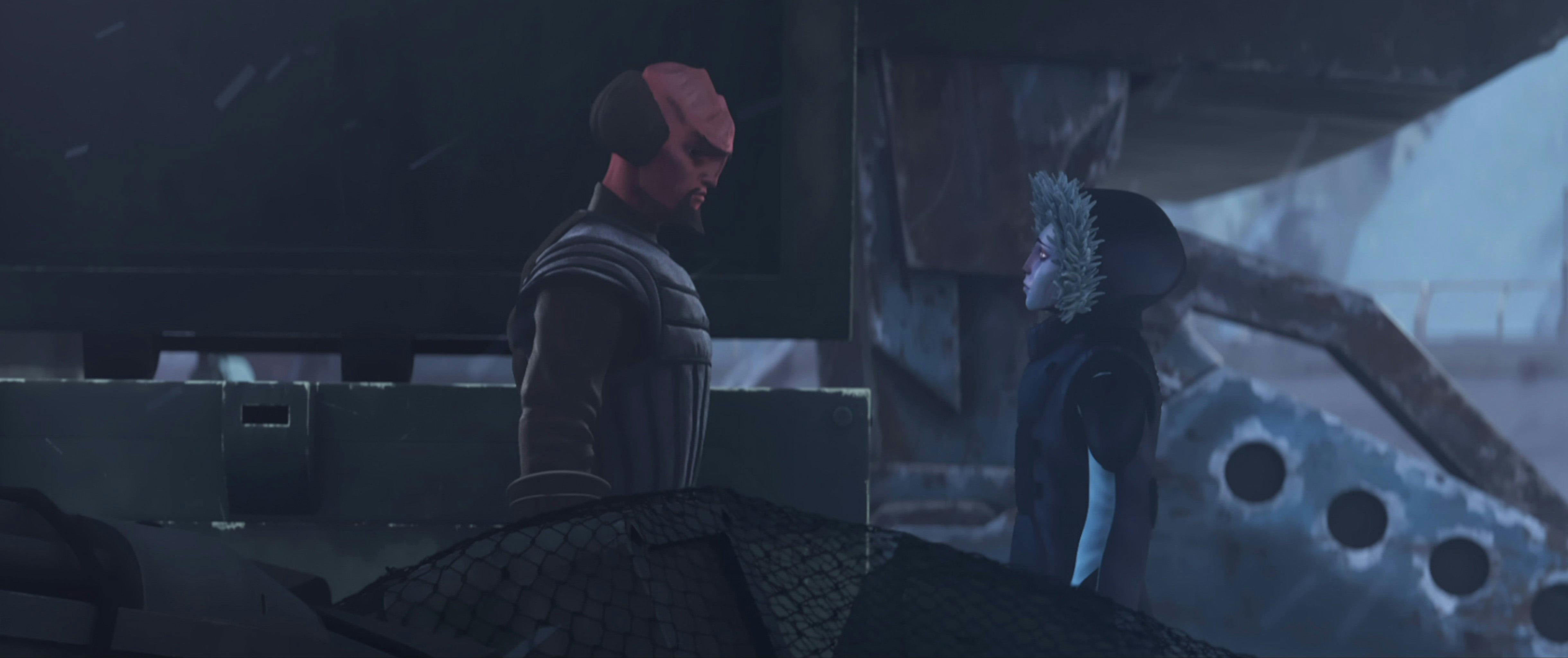 Gwyn talks to a Klingon.