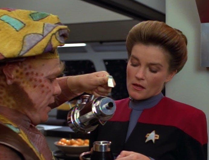 Neelix pours Janeway a cup of coffee in the mess in 'The Cloud'