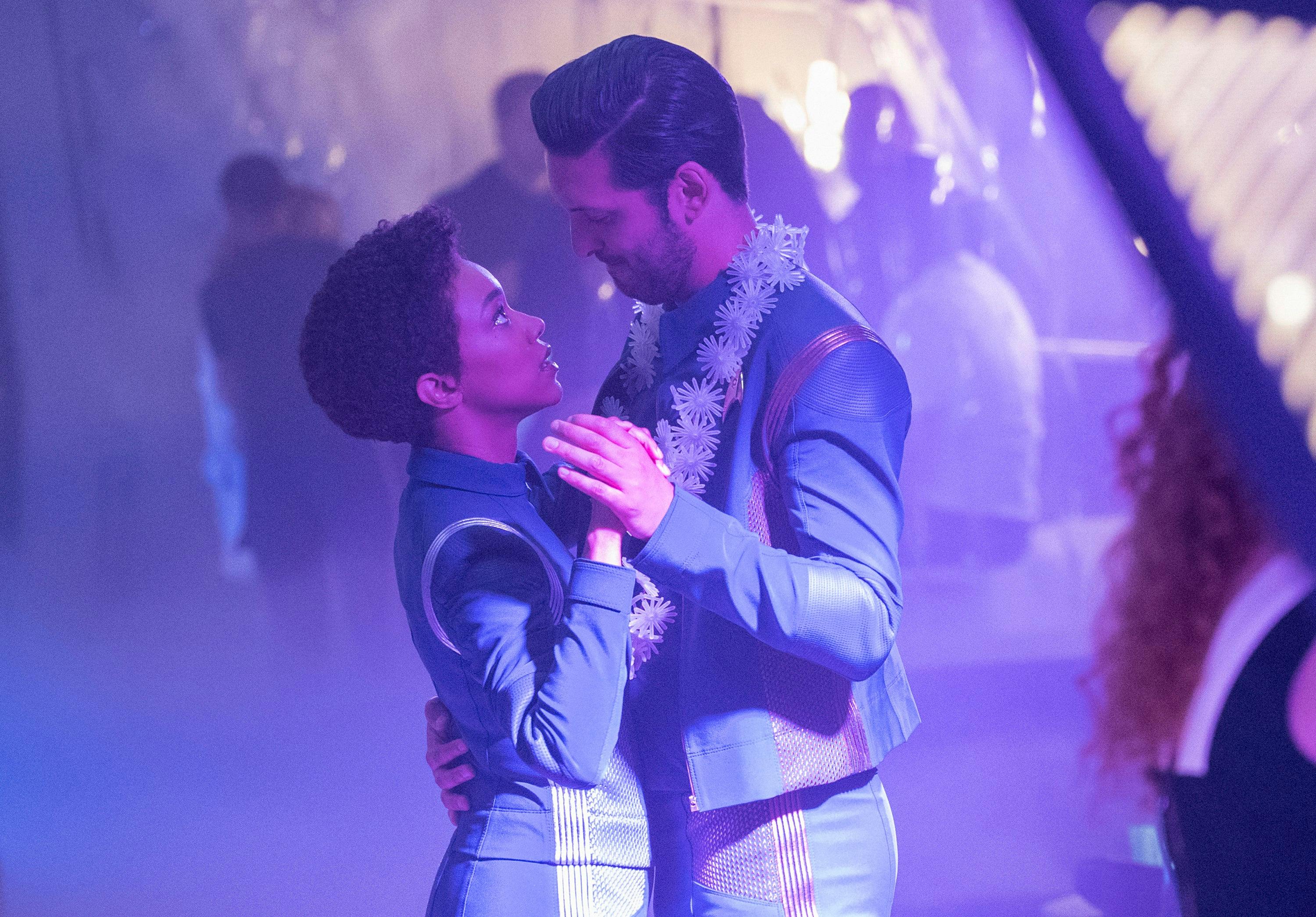 Michael Burnham dancing with Ash Tyler in 'Magic to Make the Sanest Man Go Mad'