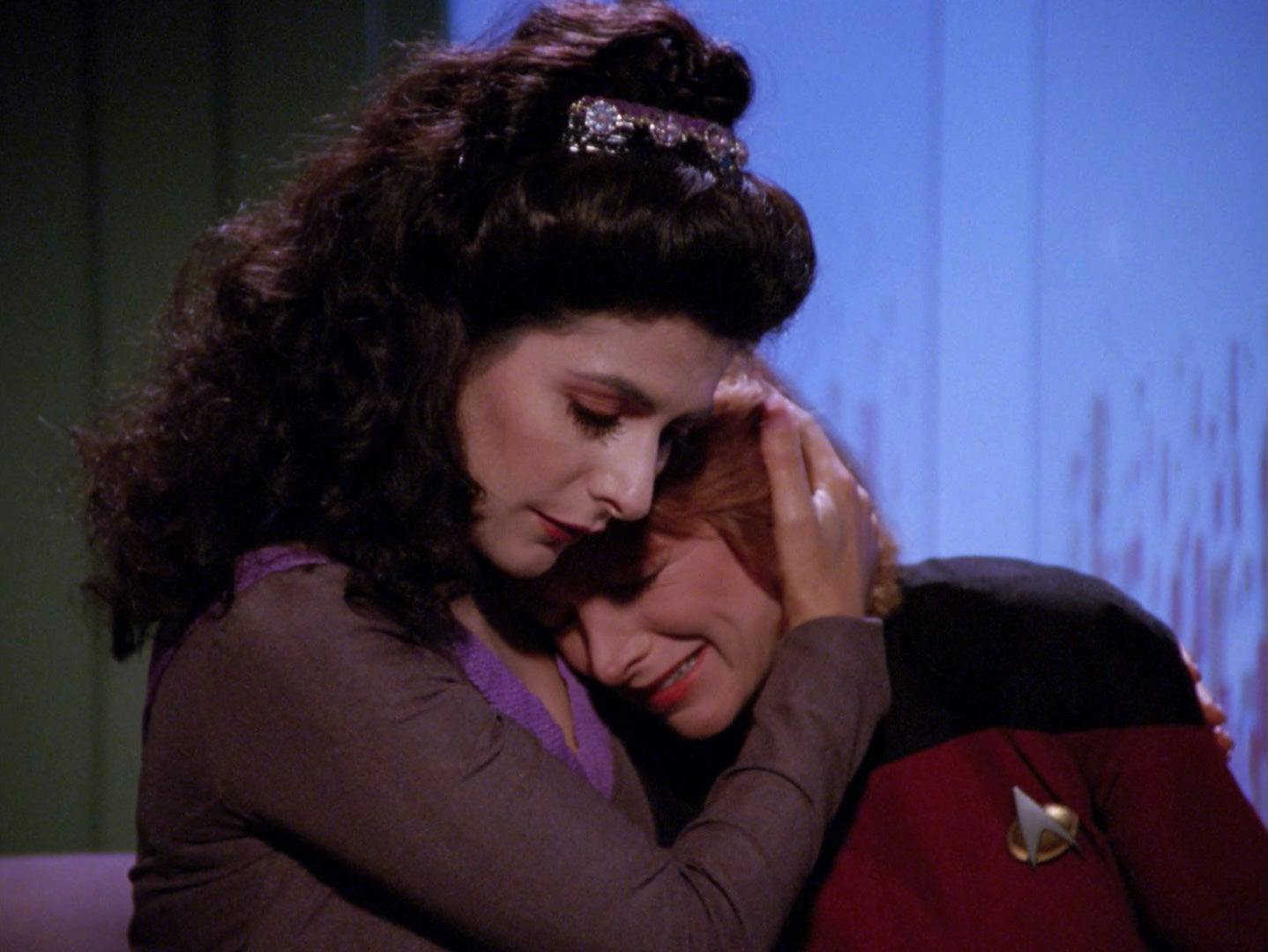 Deanna Troi consoles a Starfleet officer during a counseling session