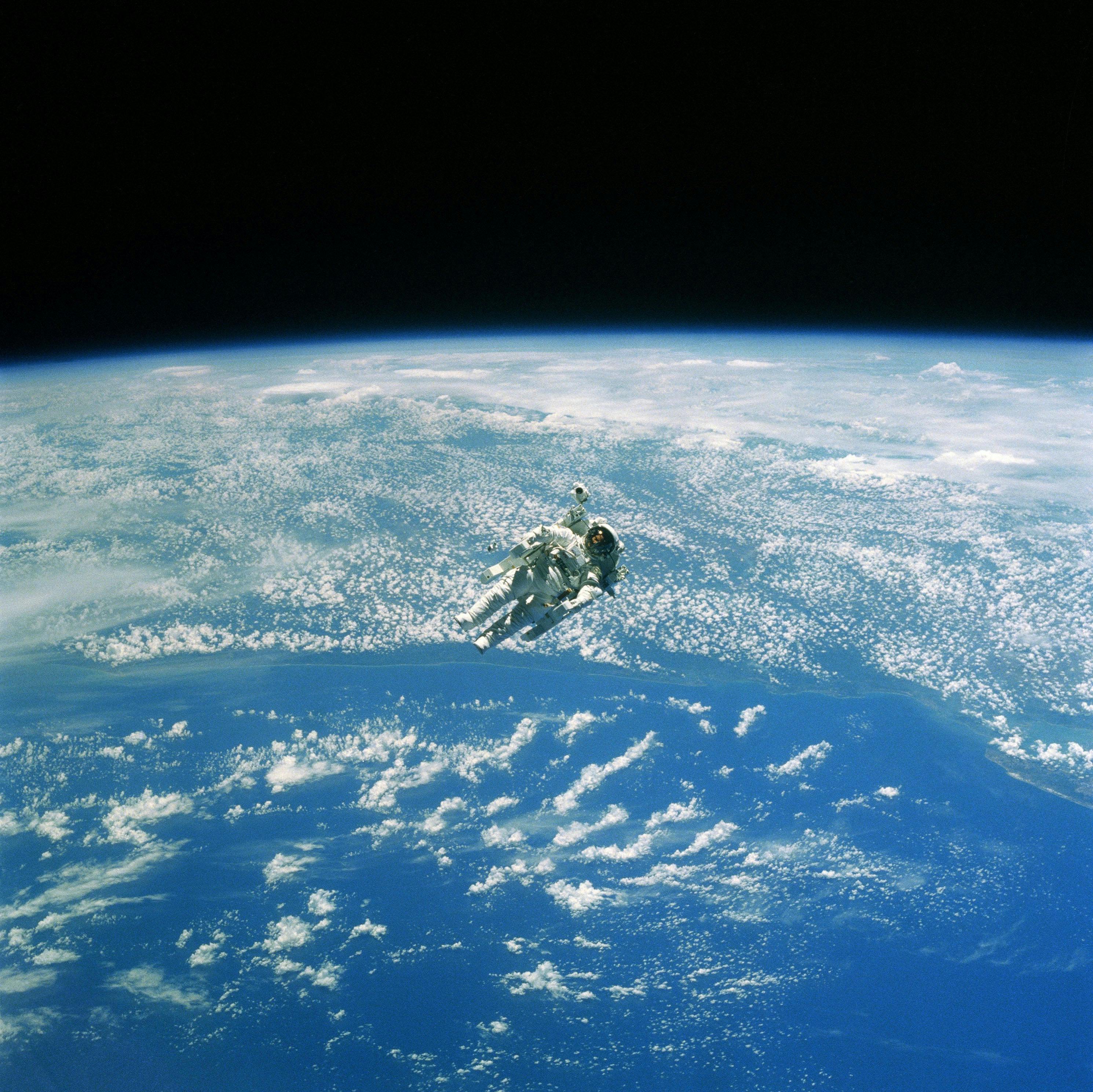 Astronaut Robert L. Stewart floats free from the Space Shuttle using Lockheed-Martin’s Manned Maneuvering Unit (MMU). 