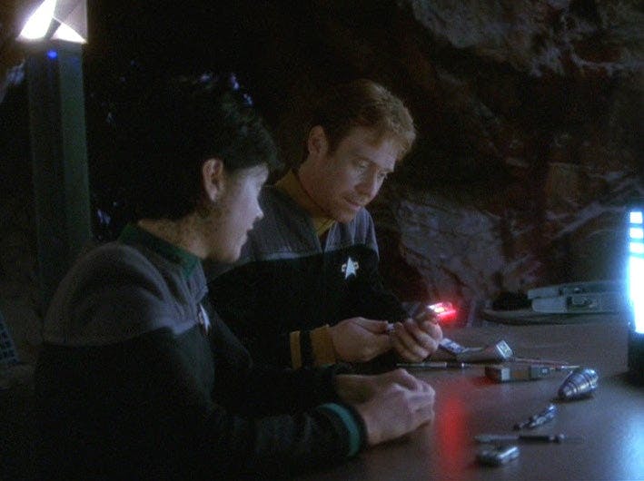 On AR-558, Ezri Dax connects with engineer soldier Kellin as they repair equipment