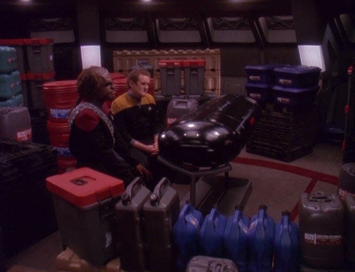 Worf and O'Brien perform the ak'voh for Muniz
