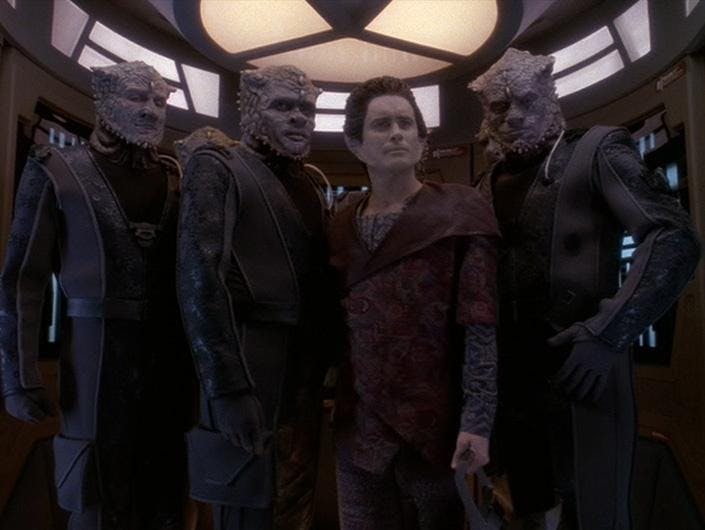 Weyoun 4 flanked by a Jem'Hadar strike team on Star Trek: Deep Space Nine